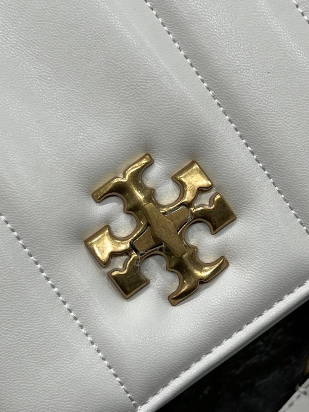 Tory Burch Our Kira shoulder bag with beveled turn-lock hardware พร้อมเสิร์ฟสีคลาสสิค กระเป๋าถือ/สะพาย ทรงสวย สะพายคล่องตัว ดีไซน์เส้นคมสวยหรู สัมผัสดีงาม นิ่มมือ เปิด-ปิดด้วยอะไหล่บิดล็อค ภายในเป็นช่องโล่ง สะพายไปไหนก็สะดวก แนะนำสวยก่อนใครได้ที่นี่ จัดไป