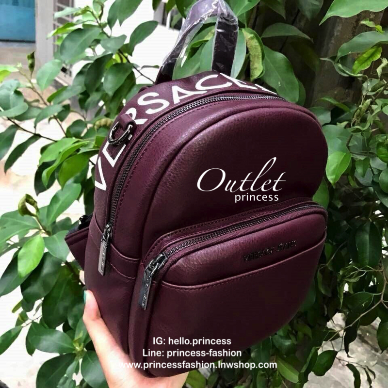 VERSACE JEANS BACKPACK BAG (VJ) กระเป๋าสะพายเป้จากแบรนด์ดัง วัสดุ PU คุณภาพดี นิ่ม ด้านหน้าประดับด้วยโลโก้แบรนด์สวยหรู เปิดปิดกระเป๋าด้วยซิปสะดวกใช้ ด้านในโล่งกว้างมีช่องซิปและช่องเล็กสำหรับใส่ของแยกเป็นสัดส่วน ด้านหน้ามีช่องซิปและช่องใส่มือถืออีกหนึ่งช่อ