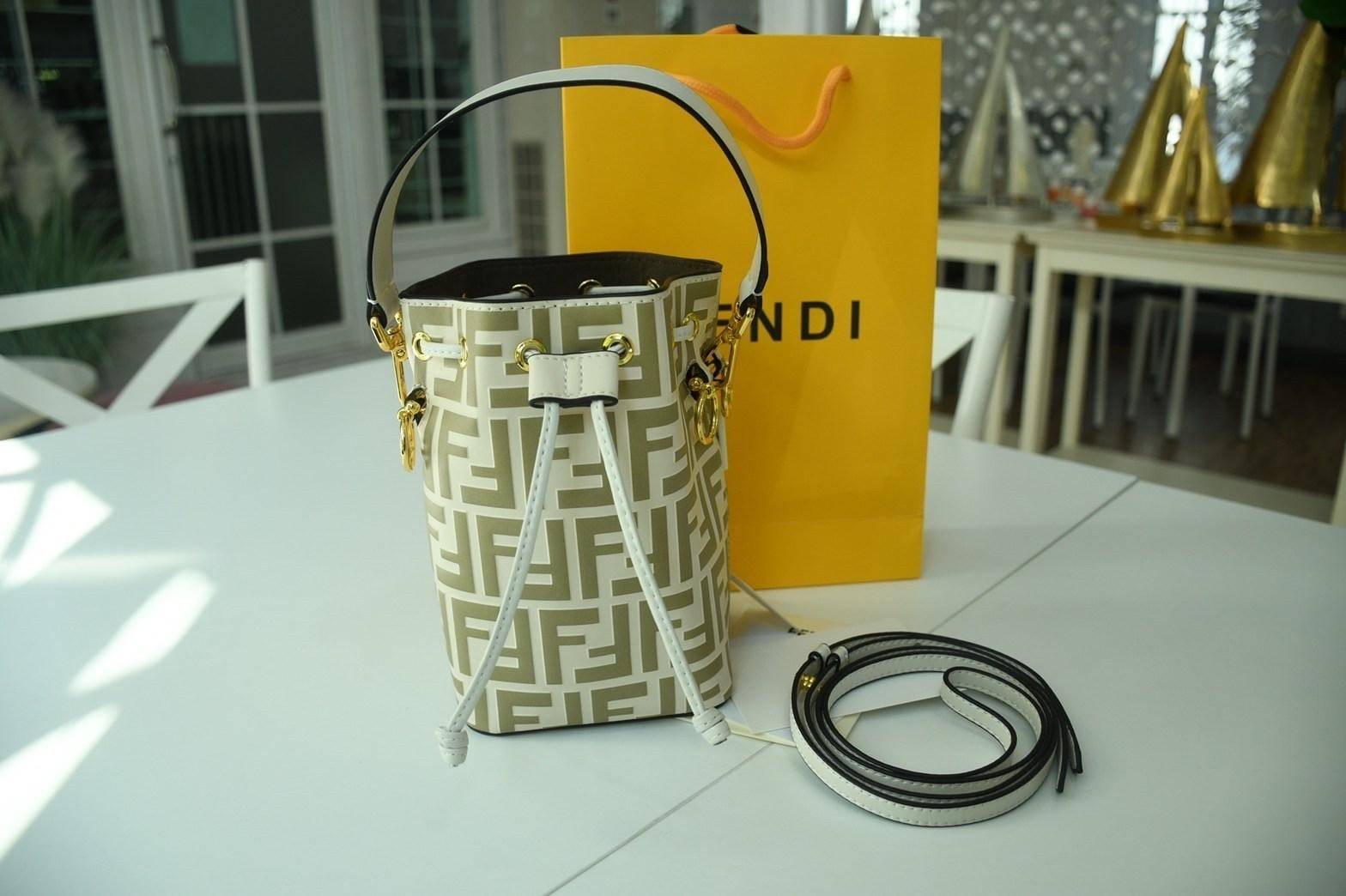 Fendi MonTresor mini Bucket Bag กระเป๋าถือหรือสะพายข้าง วัสดุหนังแท้หนังแข็ง ทรงขนมจีบ ลายแบรนด์ อะไหล่ทองหรูหรา จุของได้เยอะ น้ำหนักเบา ตั้งอยู่ทรง ด้านในโล่ง มี2สาย สายสั้น+ยาว ถอดสายได้ Crossbody ได้ สายยาวปรับระดับได้ คุ้มสุดๆ ใบนี้ไม่ควรพลาดค่ะ ดาราเ