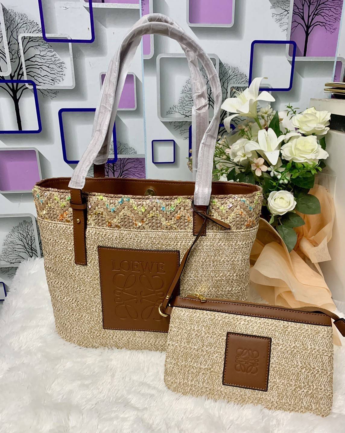 LOEWE TOTE BAG VIP GIFT WITH PURCHASE (GWP) พรีเมี่ยมกิ๊ฟ Limited Edition จาก LOEWE PERFUME DUTYFREE COUNTER วัสดุ Textile Canvas & CalfSkin งานสวยหรู รูปทรงวินเทจมาพร้อม Clutch ใบเล็กเข้าชุด ซื้อ 1 ได้ถึง 2 ด้านหน้าปักโลโก้แบรนด์ LOEWE ผ้าเนื้อหนาใช้งานท