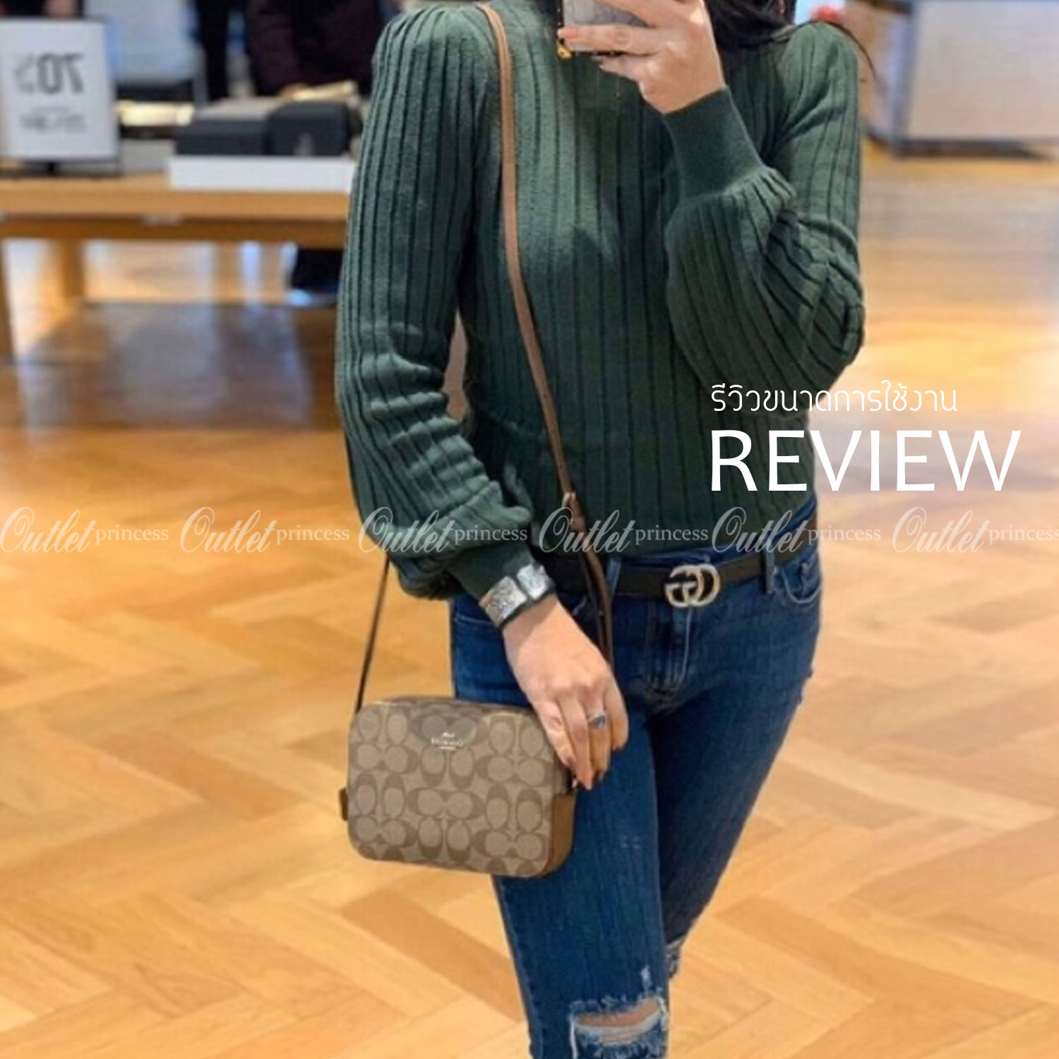 COACH 91677 MINI CAMERA BAG IN SIGNATURE CANVAS ขายดีที่สุด!! กระเป๋าสะพายข้างไซส์มินิ คลาสสิคอยู่ทรง อะไหล่ทองตัดดูหรู วัสดุหนังแคนวาสเคลือบลาย เปิด-ปิดด้วยซิป สายสะพายปรับได้ตามตัว ใบนี้แมทช์ได้ทุกลุค ใช้เป็น everyday bag ได้สบายๆเลยจ้า