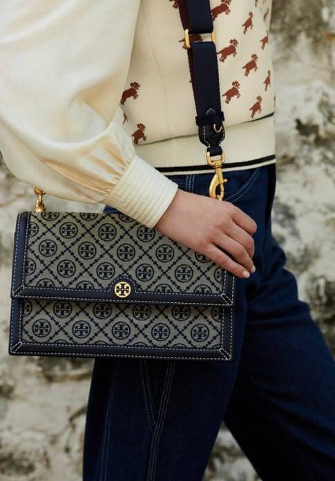 Tory burch t monogram jacquard shoulder bag คอลเลคชั่น T Monogram สำหรับคอลเลคชั่นฤดูใบไม้ผลิ 2021 เราสร้างสรรค์ลายโมโนแกรมที่ได้รับแรงบันดาลใจมาจากลวดลายการถักทอผ้าห่มของชาว Pennsylvania Dutch แบบดั้งเดิม เป็นการเฉลิมฉลองโลโก้สุดไอคอนนิคของแบรนด์ โดดเด่น