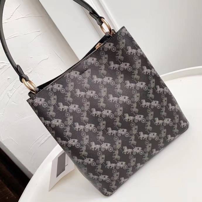 COACH TOWN BUCKET BAG WITH HORSE AND CARRIAGE PRINT ((2081-236)) 🔺กลับมาแล้ว ตามคำเรียกร้องค่ะ! กระเป๋าคล้องไหล่//สะพายข้างได้ วัสดุ pvc อย่างดี หนังนิ่มป่องพองตัวสวยงาม ลายรถม้าทั้งใบค่ะ ภายในกระเป๋าแบ่งเป็น2ช่องหลัก เปิดปิดแบบกระดุมแม่เหล็ก ภายใ