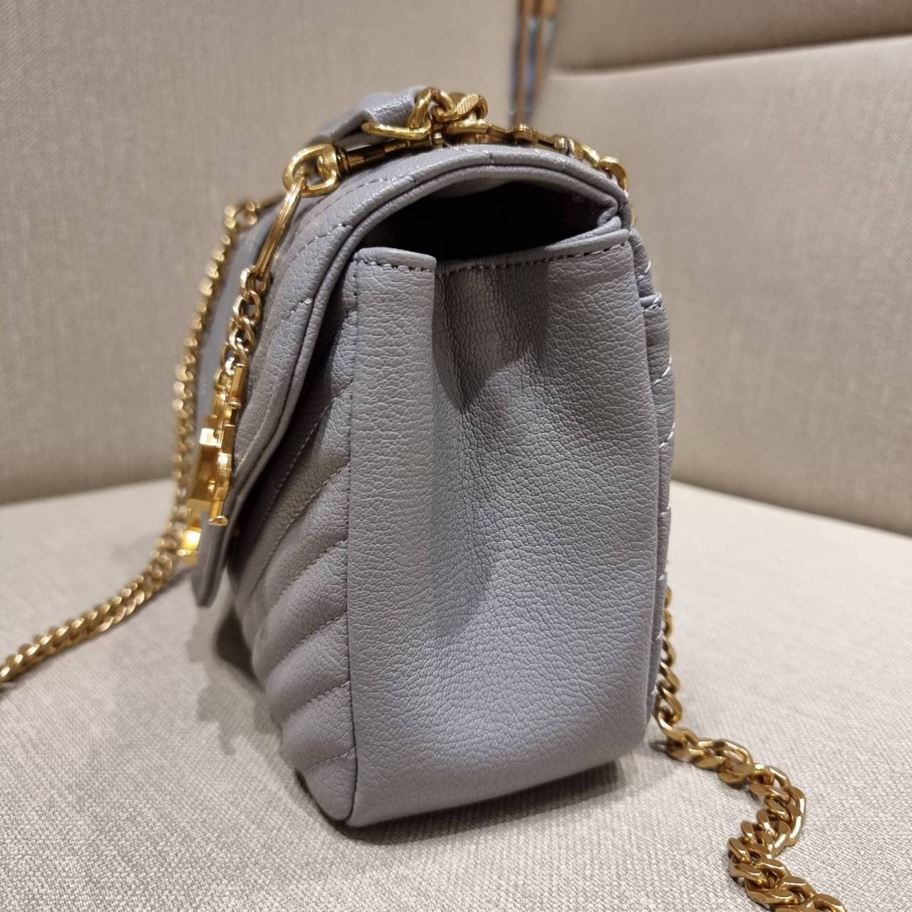 VIP 】หนังแท้ Yves Saint laurent crossbody boutique vip bag กระเป๋าสะพายไหล่ ดีไซน์ทรงสวยหรู พิเศษ แถมฟรี พวงกุญแจห้อยอะไหล่สีทอง ดูแพงไปหมดจริงๆไอเท็มนี้ วัสดุหนังสังเคราะห์ลายคาร์เวีย เปิด-ปิดด้วยกระดุมแม่เหล็ก ภายในโล่งกว้าง มาพร้อมหูจับในตัว และสายสะพา