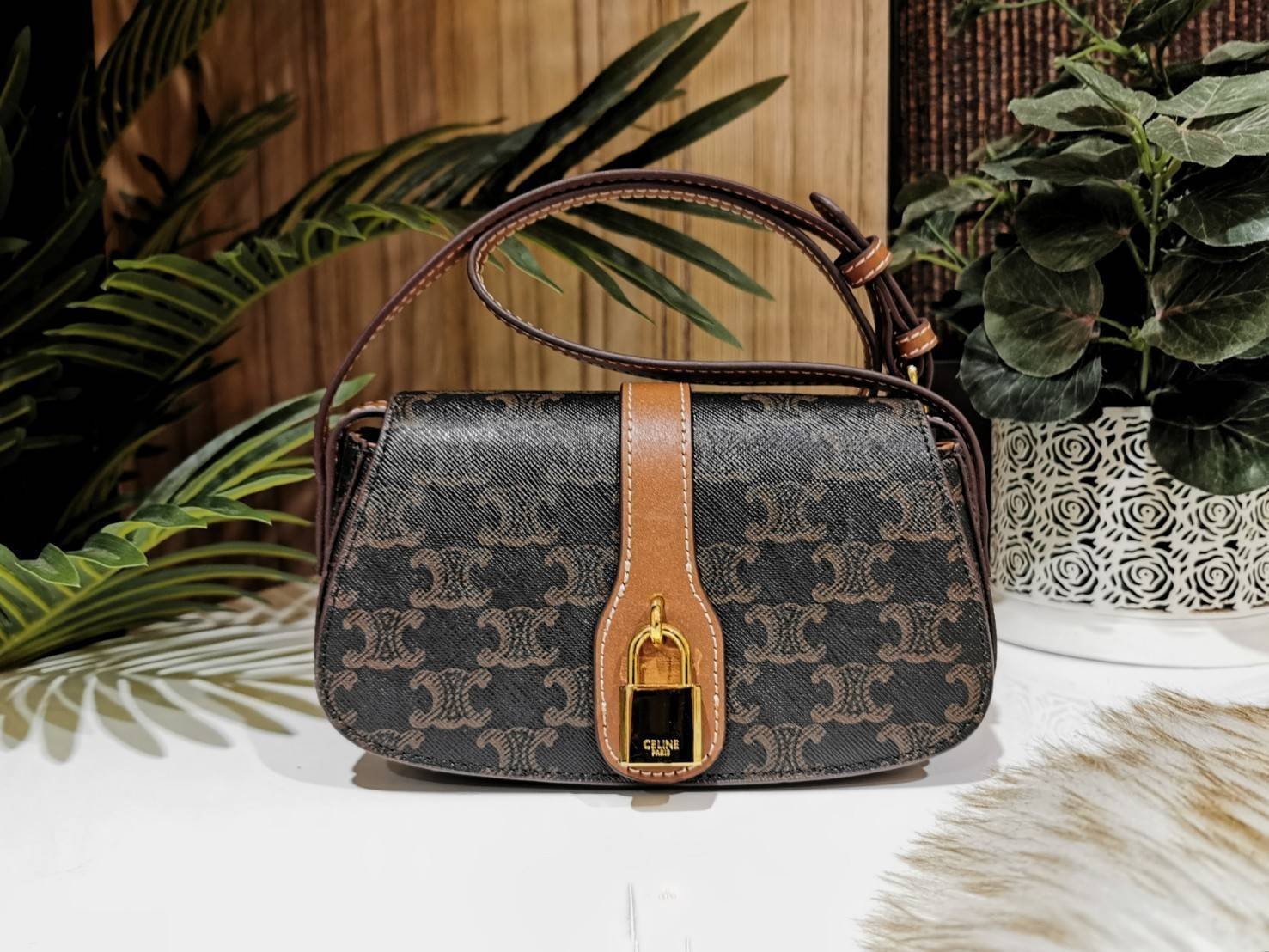 CELINE MINI CROSSBODY BAG VIP GIFT WITH PURCHASE (GWP) กระเป๋าพรีเมี่ยมกิ๊ฟ Limited Edition จาก CELINE PARFUME DUTYFREE COUNTER วัสดุ TRIOMPHE CANVAS ดีไซน์สุดคลาสสิคเปิดปิดด้วยฝาปิดแม่เหล็ก ด้านหน้าตกแต่งด้วยแม่กุญเเจแบรนด์สามารถใช้งานจริงได้ ภายในโล่งมี