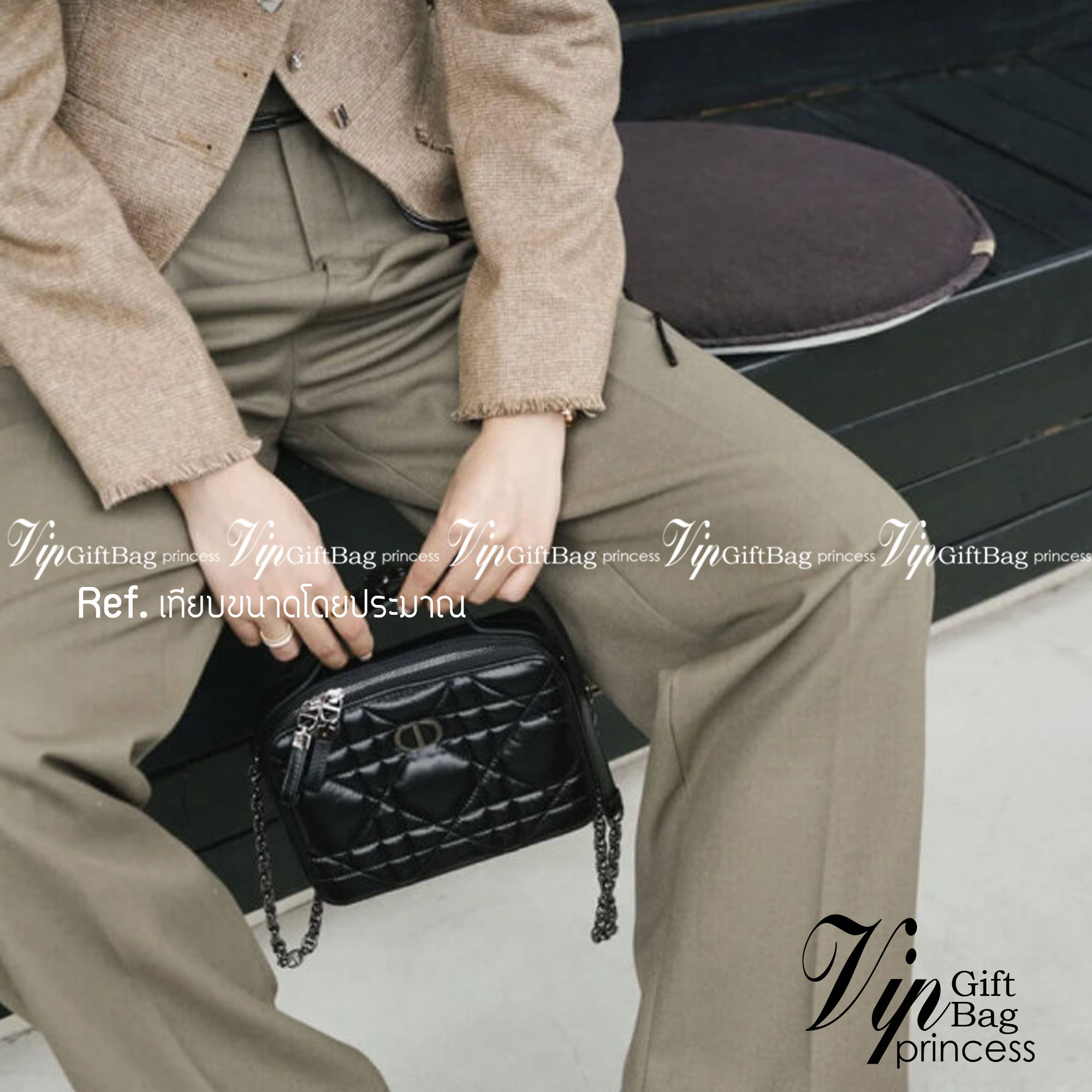 DIOR Caro Box Bag with Chain กระเป๋าสะพายทรงกล่อง หรูหรา ใช้งานง่าย ภายในเป็นช่องโล่ง มีช่องย่อย มาพร้อมสายสะพาย crossbody ถอดได้ ที่สามารถปรับใช้ได้หลากหลายสไตล์ เป็นสีที่ใช้งานได้ทุกโอกาส มาครบ box set ให้เก็บเป็นคอลเลคชั่นได้ ในราคาสุดคุ้ม จัดเลย!!