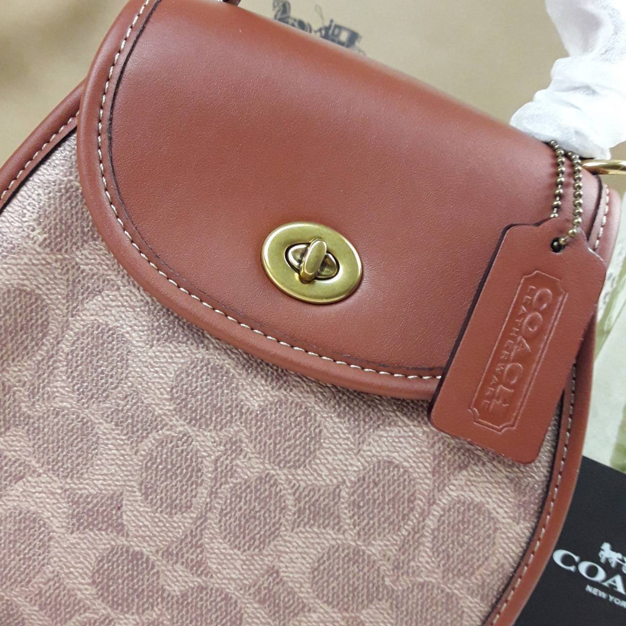 OUTLET 】COACH TURNLOCK CURVED TOP HANDLE CROSSBODY IN SIGNATURE CANVAS (COACH 142) 💝รุ่นนี้ เห็นแล้วหลงรักเลย เสน่ห์ทะลุมาก ทรงสวย ดีไซน์แปลกตา ดูแตกต่าง ขนาดกำลังดี ตัวกระเป๋า หนังแท้ผสมแคนวาสคุณภาพดีสุดๆ มีสายสะพายยาวสามารถถอดออกได้ จะถือ หรือสะ