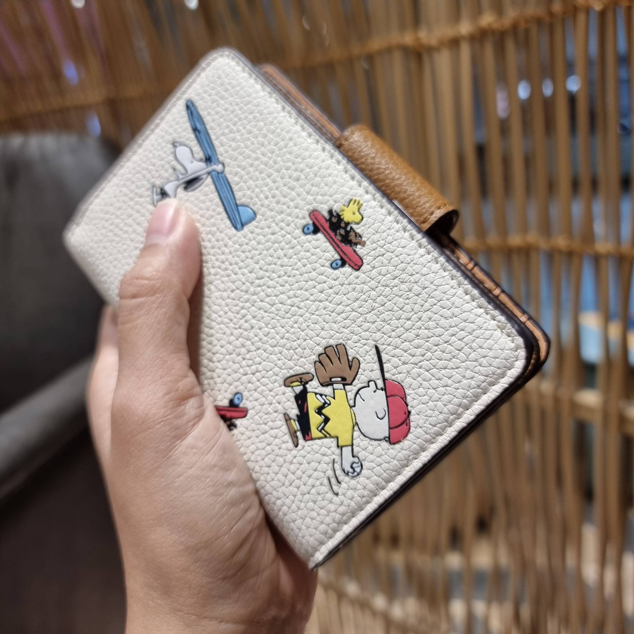 COACH C4899 MEDIUM CORNER ZIP WALLET WITH SNOPPY PRINT น้องใหม่คอลเลคชั่นสุดชิค ดีไซน์ลายพริ้นท์ผองเพื่อนสนูปพี น่ารักน่าใช้ เพิ่มลูกเล่นให้กระเป๋าสตางค์ของคุณไปอีก กับกระเป๋าสตางค์ใบกลาง ขนาดกำลังเหมาะมือ วัสดุหนัง pepble ทนทาน มีช่องใส่บัตรและธนบัตรครบ 
