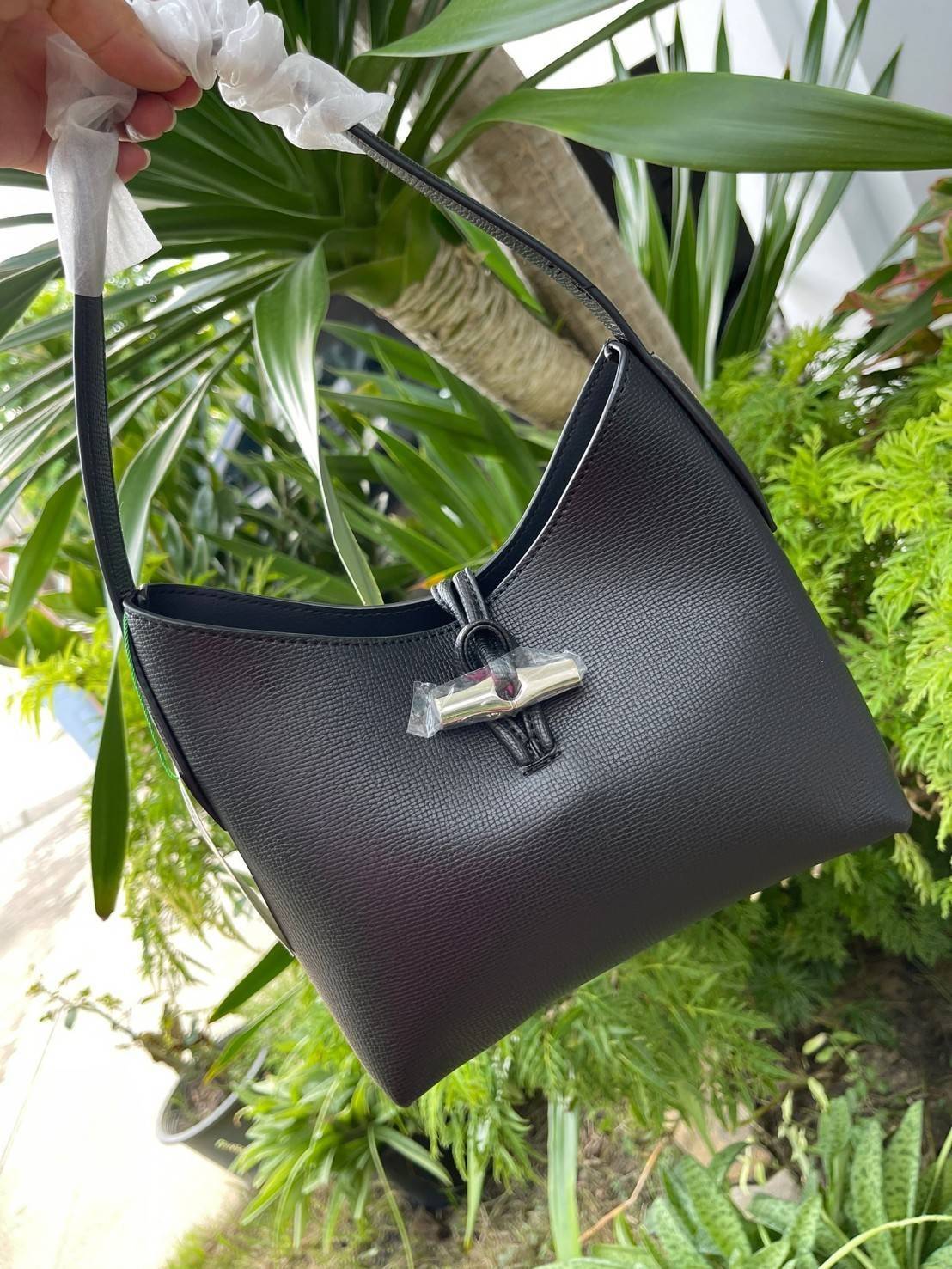 Longchamp ROSEAU Sac porté épaule XS กระเป๋าสะพายไหล่ซึ่งเป็นหนึ่งในแฟชั่นไอเทมที่สาว ๆ ส่วนใหญ่จะต้องมีไว้ใช้งานกันอย่างน้อยคนละหนึ่งใบแน่นอน ใช้งานสะดวก คล่องตัว ทั้งยังมีดีไซน์ให้เลือกหลากหลายตั้งแต่แบบหรูหรา น่ารักสดใส ไปจนถึงเรียบโก้ ให้คุณเลือกหยิบม