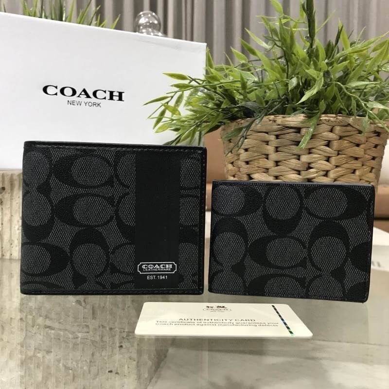 COACH SHORT WALLET WITH CARD POCKET ซื้อ1ได้ถึง2! กระเป๋าสตางค์และกระเป๋าใส่บัตรหนังปั้มลาย Signature รอบใบสวยคลาสสิค ภายในกระเป๋าสตางค์มีช่องใส่ธนบัตรแยกสองช่องเป็นสัดส่วนและมีช่องใส่บัตรหลายช่อง ซับในพิมพ์เเบรนด์ Namecard Pocket สามารถเเยกใช้ได้ มาใน CO