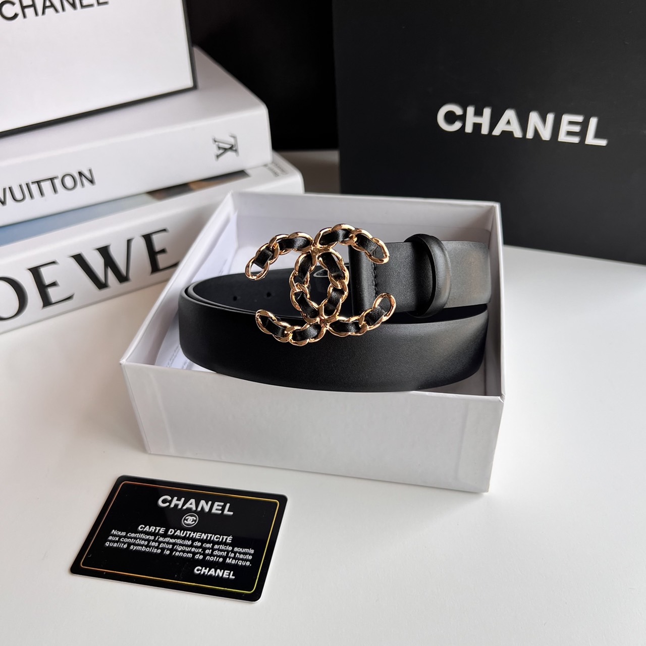 หนังแท้ Chanel Vintage Logo Leather Belt / Chanel Belt Size 30mm มีให้เลือก 5 แบบ พร้อมส่งที่ไทย เข็มขัดวัสดุ Calfskin หนังแท้ฟูขึ้นทรงสวย เกรดหนังดีที่สุดยิ่งใช้นานหนังยิ่งสวย หัวเข็มขัดโลโก้แบรนด์ 3D Vintage สายปรับระดับได้ มาในดีไซน์คลาสสิคเรียบหรูเข้า