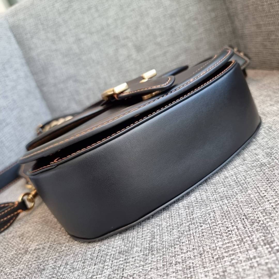 COACH C0749 BEAT SADDLE BAG The best item! ที่สาวๆรอคอย! ฮอตไฟลุก! สีหายาก ละมุนคุณหนู คอลเลคชั่นใหม่ ดีไซน์หรูหรา พิเศษมากๆมาพร้อมสายสะพาย 2 เส้น ใช้คู่กันหรือแยกสะพายก็สวยครบสูตร กระเป๋าสะพายทรง saddle คลาสสิค วัสดุหนัง glove-tanned ทนทาน เปิด-ปิดด้วยกร