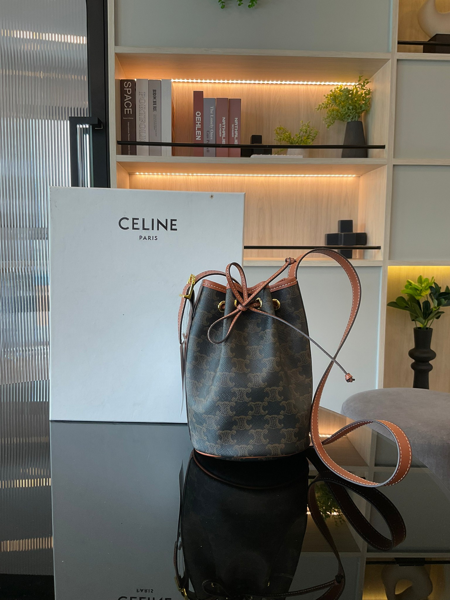 CELINE SMALL DRAWSTRING BAG IN TRIOMPHE ในรุ่นนี้ได้รับคำชื่นชมจากแฟชั่นกูรูทั้งหลาย เนื่องจากมีรูปทรงที่สุดแสนจะเรียบง่าย มีช่องใส่ของที่กว้าง ตัวกระเป๋าเป็นแบบหูรูด ช่วยให้เปิด-ปิดง่าย สะดวกต่อการใช้งาน