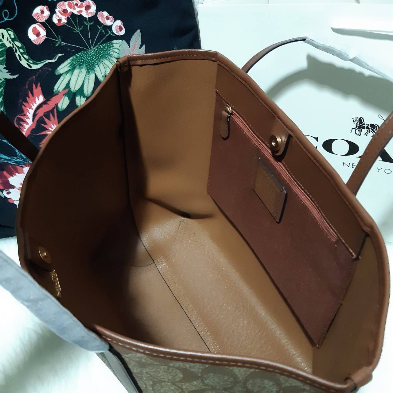 ของแท้ 💯% COACH C5696 CITY TOTE IN SIGNATURE CANVAS กระเป๋าถือทรงโท้ทใบใหญ่ ใส่ของได้ของครบครัน รุ่นใหม่ล่าสุด!! ⭐️⭐️ ขายดีทุกไซส์ ทุกสีจริงๆรุ่นนี้ ✔️✔️ สะพายคล้องไหล่ได้เก๋ๆ วัสดุหนังแคนวาสคุณภาพดี