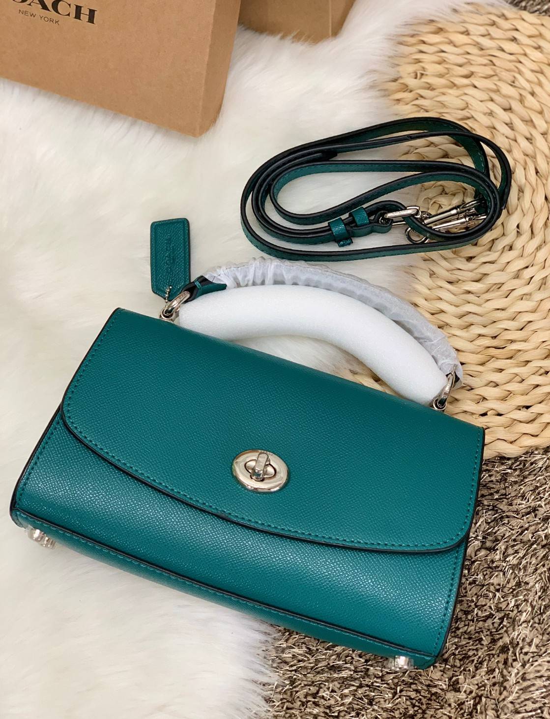 COACH TILLY SATCHEL 23 ((C1802//C1439/C1435)) พร้อมส่งที่ไทยทันทีค่ะ! กระเป๋าสะพายครอสบอดี้ร์หรือหิ้วก็เก๋ไปอีกค่ะ หนังแท้สวยงาม เปิดปิดกระเป๋าแบบหมุนล็อค ภายในมี2ช่องหลัก ใส่กระเป๋าเงินใบกลางได้;มือถือได้ทุกรุ่น;ของจำเป็นสาวๆได้ครบค่ะ;มีช่องซิปกลางและช่อ