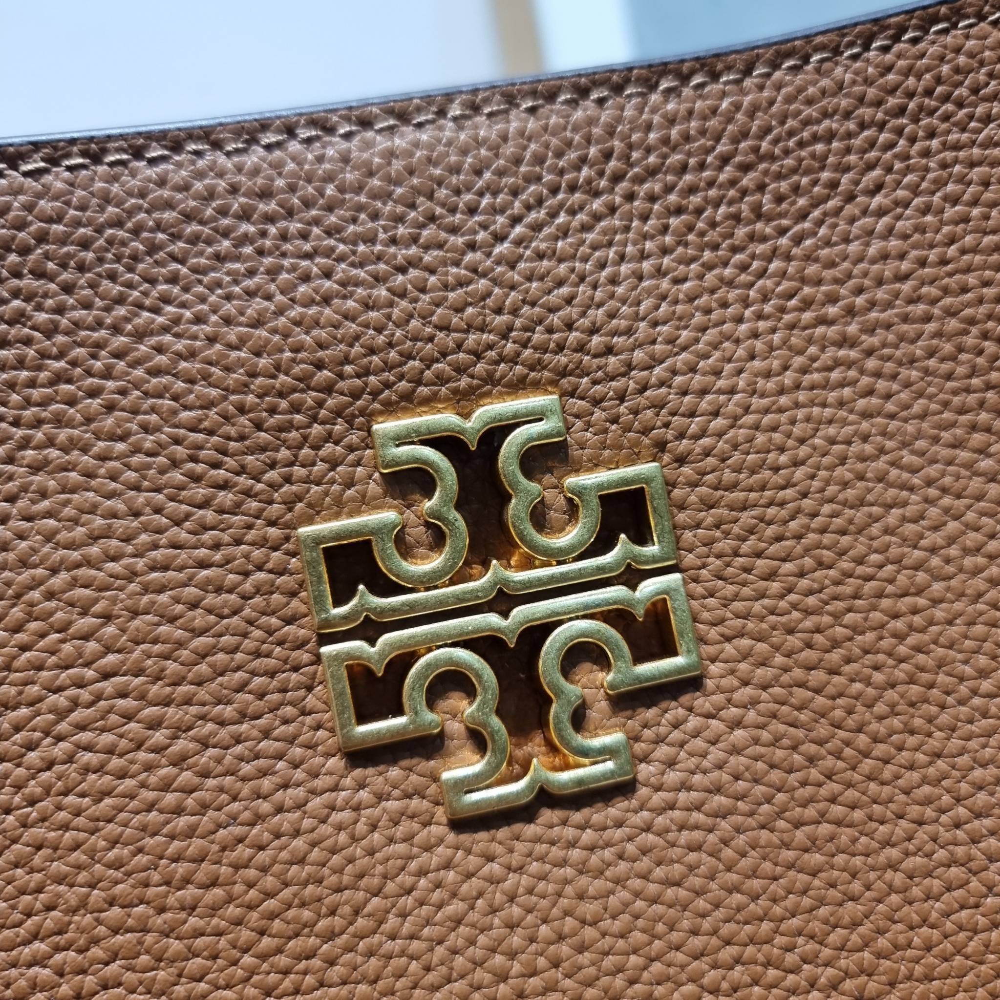 TORY BURCH BRITTEN SMALL SLOUCHY TOTE / TORY TOTE BAG / TORY BAG กระเป๋าสะพายตัวแม่ รุ่น top ที่สวยดูแพง ใช้งานสะดวกมาก ดีไซน์ออกมาได้เรียบหรู ผู้ดี