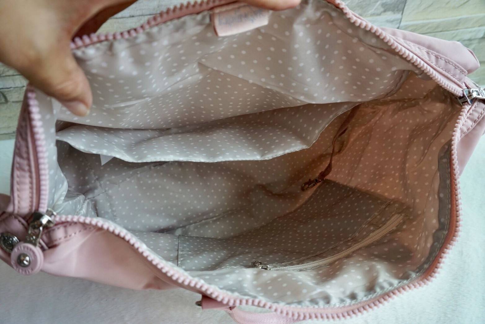 Kipling Tiram Handbag 2018!!! Kipling factory oem HK กระเป๋าสะพายใบใหญ่ วัสดุไนล่อนคุณภาพสูง กันน้ำ ระดับนึงเลยค่ะ สามารถถือได้ สะพายข้างได้ เปิดปิดกระ แบบซิปคู่ ภายในกระเป๋าโล่งกว้าง มีข่องซิป ช่องเล็ก และ ช่องขนาดกลางเสริมนวมให้ด้วยค่ะ พร้อมสายห้อยกุญแจ