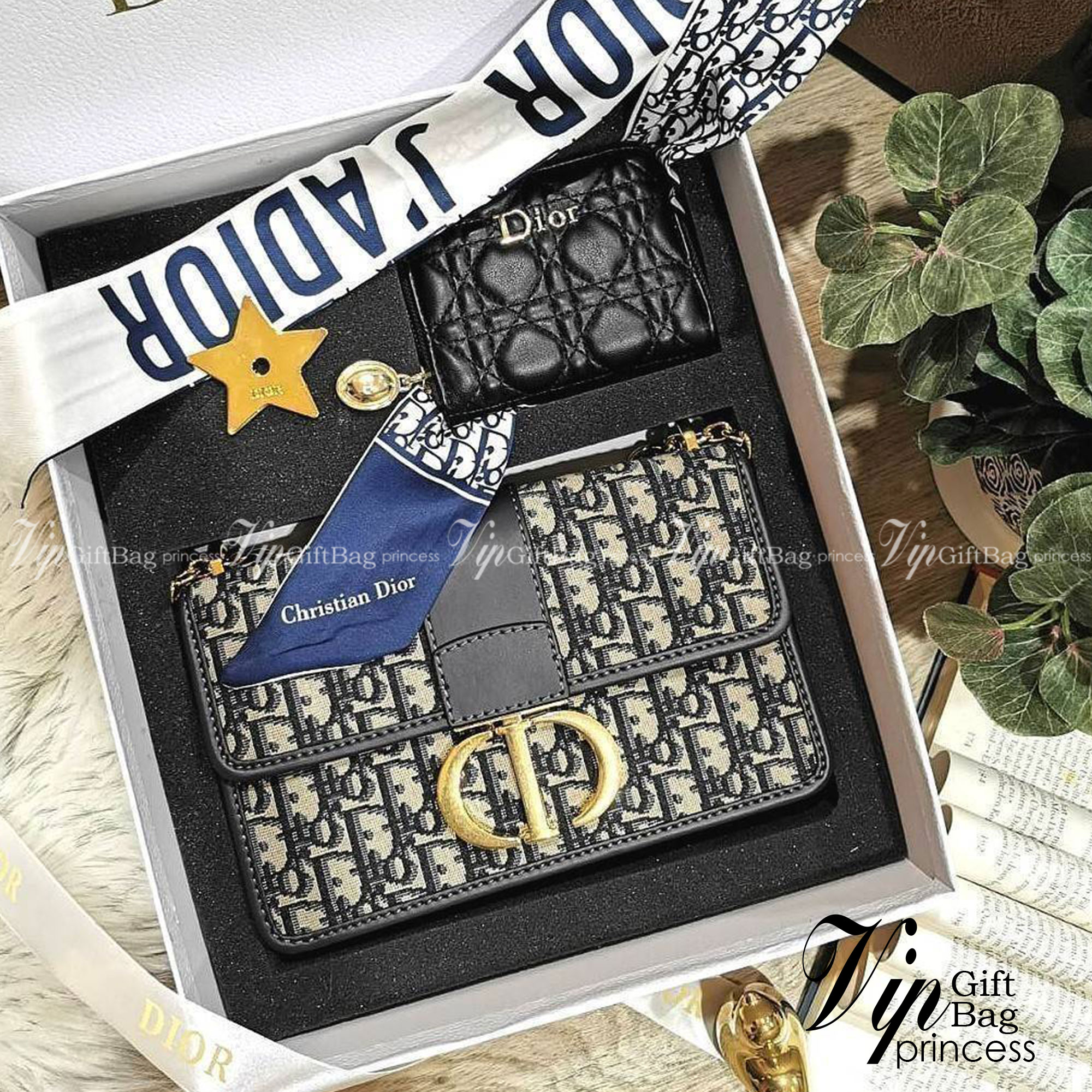 DIOR SET BAG / DIOR 30 Montaigne Bag / DIOR ANAGRAM BOX SET / CD LIMITED EDITION GIFT BOX WITH GOLD STAR BOUTIQUE SET พร้อมเสิร์ฟครบชุด แรร์ไอเท็ม ที่ถูกรวมไว้ในหนึ่งเดียว กับ gift box limited จัดให้ทั้งกระเป๋าสะพายสุดหรู กระเป๋าสตางค์ใบสั้นรุ่นคลาสสิค