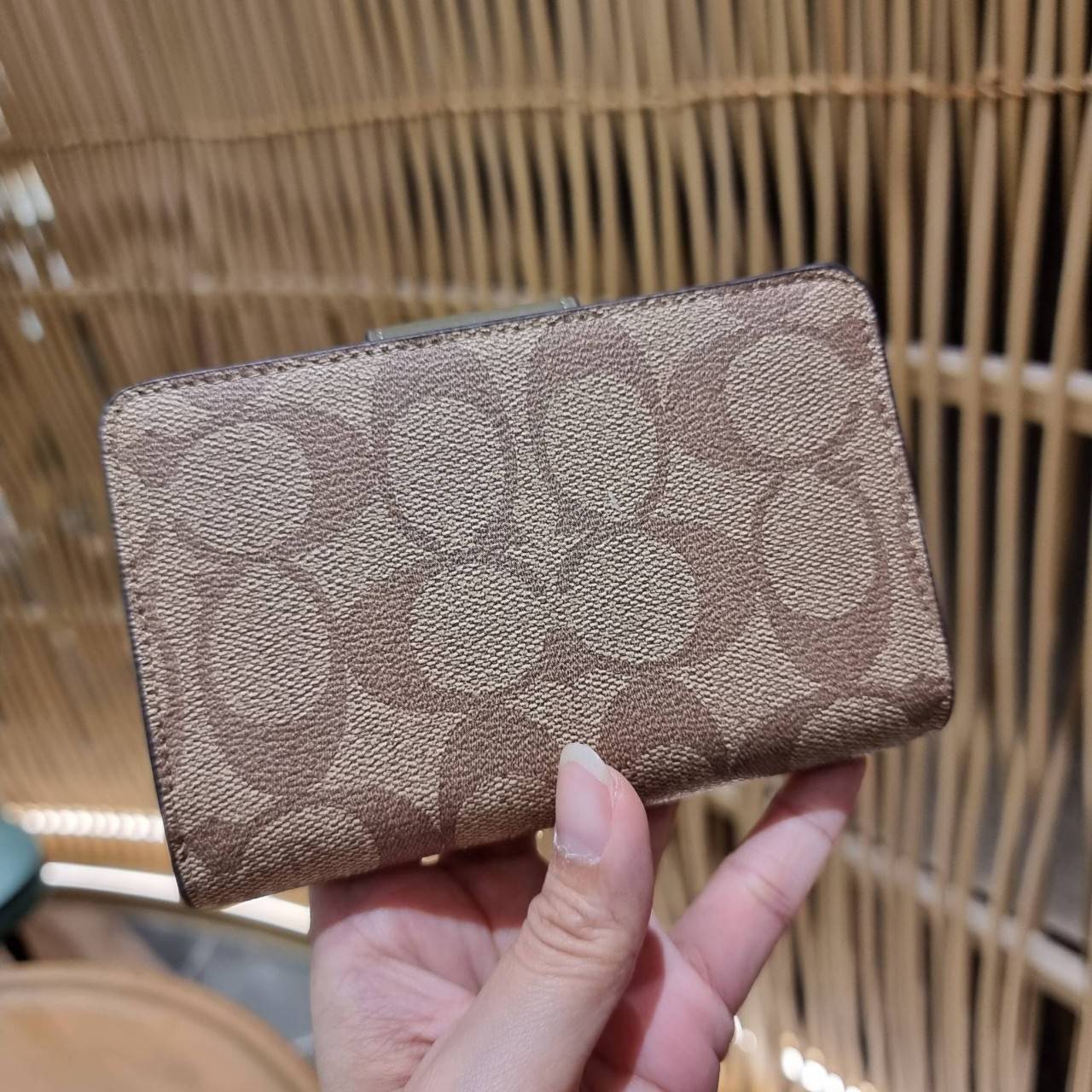 COACH C0082 MEDIUM CORNER ZIP WALLET IN SIGNATURE CANVAS ดีไซน์ใหม่ล่าสุด!! กระเป๋าสตางค์ใบกลาง 👛 ขนาดกำลังเหมาะมือ วัสดุหนังแคนวาสเคลือบลาย ดูแลรักษาง่าย มีช่องใส่บัตรและธนบัตรครบ และช่องซิปแยกไว้ใส่เหรียญ ครบเซ็ทแบบนี้เหมาะส่งต่อเป็นของขวัญที่สุ