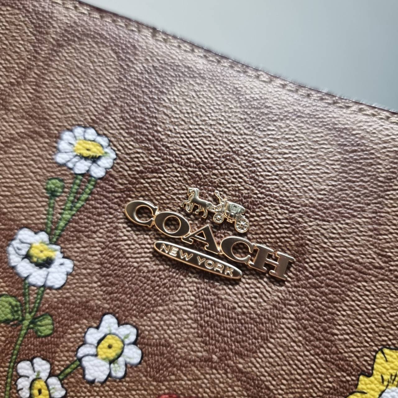 COACH CR155 SOPHIE BUCKET BAG IN SIGNATURE CANVAS WITH FLORAL PRINT กระเป๋าทรงบัคเก็ต ที่มีดีไซน์ลวดลายดอกไม้น่ารักน่าใช้ เกรดท็อปออริ 1:1 สลับแท้