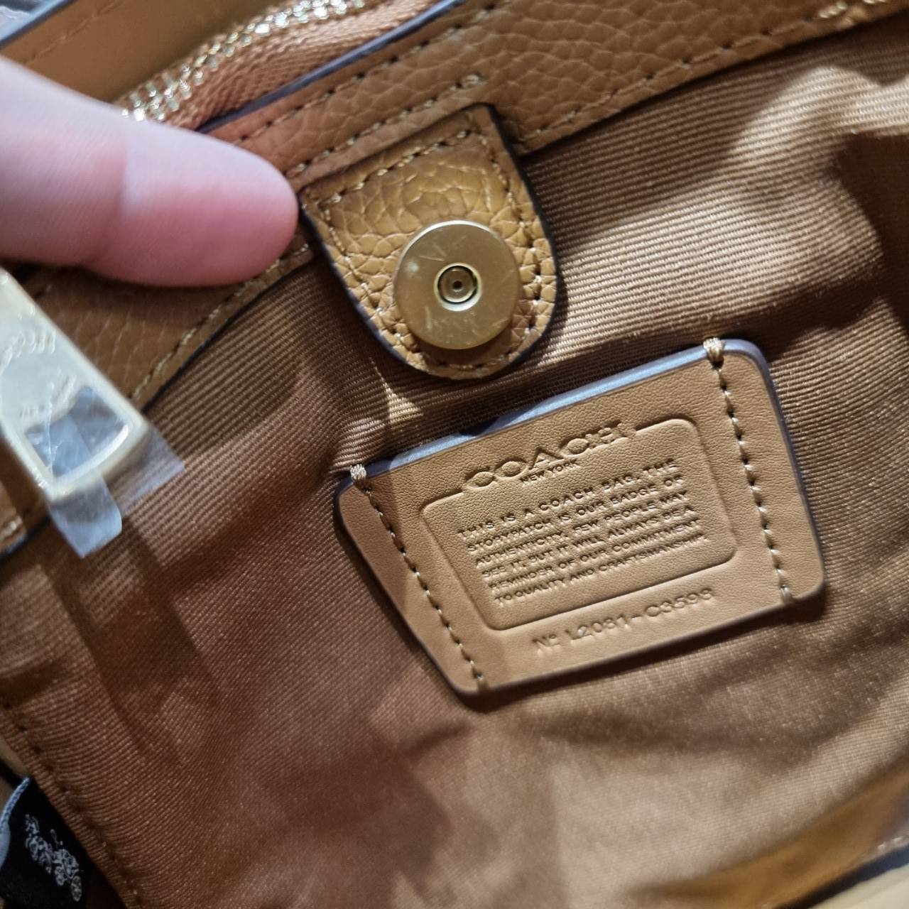 COACH C3598 SMALL TOWN BUCKET WITH SPACED WILDFLOWER PRINT คอลเลคชั่นใหม่ พร้อทเสิร์ฟความสวยก่อนใคร กระเป๋าทรงบัคเก็ตยอดฮิตตลอดกาล ดีไซน์ดอกไม้คละรอบใบ วัสดุหนัง pepble ดูผู้ดี ละมุนไปอีก ปากกระเป๋าเปิด-ปิดด้วยกระดุมแม่เหล็ก 2 ฝั่ง มีหูจับในตัวและสายสะพาย