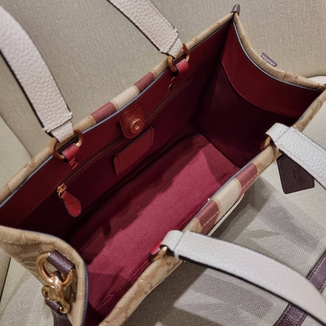 ใบใหญ่ COACH C8407 DEMPSEY CARRYALL IN SIGNATURE JACQUARD WITH STRIPE AND COACH PATCH ใบใหญ่ จุใจ คอลเลคชั่นใหม่ สีที่สาวๆรอคอย สวยคม ละมุนและมีความหรูในตัว กับกระเป๋าทรงโท้ท ไซส์ใหญ่ที่สามารถจุของได้แบบไม่ต้องกังวล ฟังก์ชั่นการใช้งานสะดวกที่สุด มีทั้งสาย