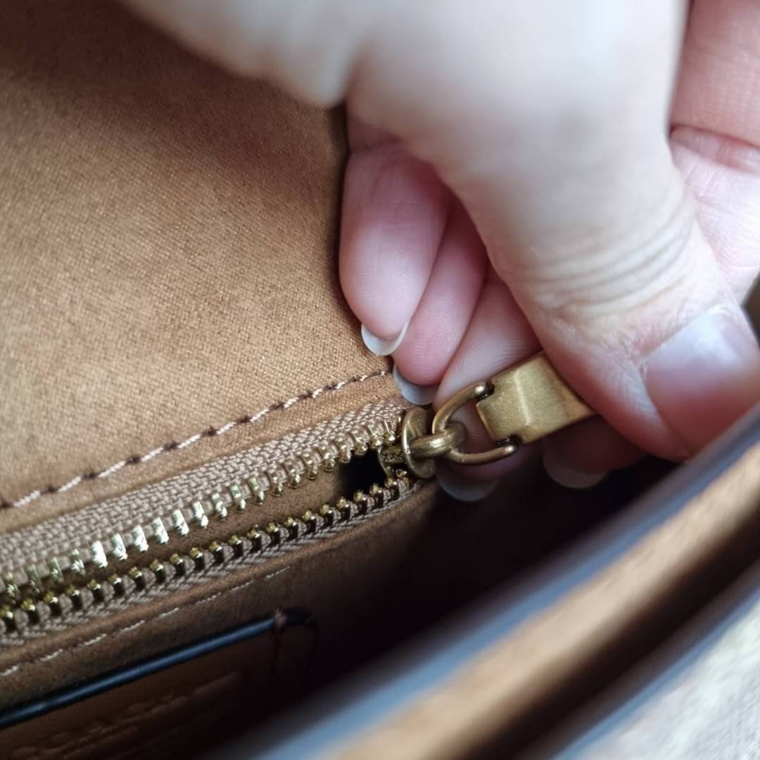 COACH C0749 BEAT SADDLE BAG WITH HORSE AND CARRIAGE PRINT สีหายาก ละมุนคุณหนู คอลเลคชั่นใหม่ ดีไซน์หรูหรา พิเศษมากๆมาพร้อมสายสะพาย 2 เส้น ใช้คู่กันหรือแยกสะพายก็สวยครบสูตร กระเป๋าสะพายทรง saddle คลาสสิค เปิด-ปิดด้วยกระดุมแน่นหนา ภายในเป็นช่องโล่ง ใส่ของได