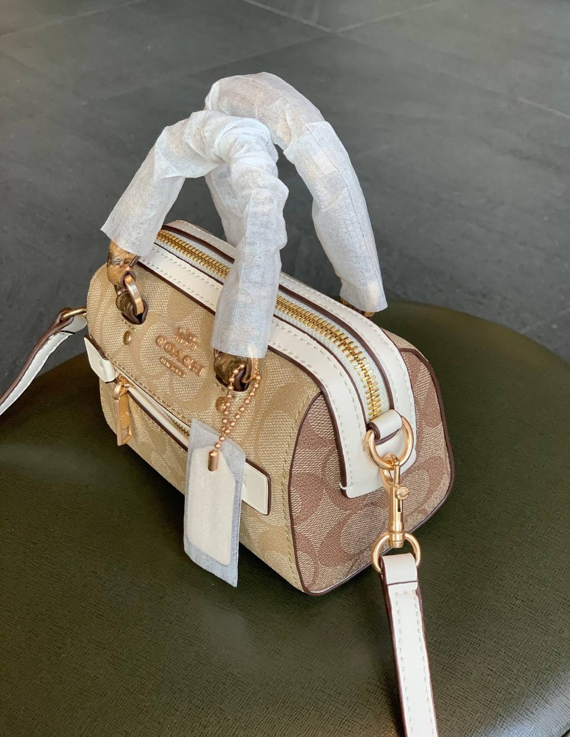 จิ๋วแต่แจ๋วไปเลยค่าา😘 COACH MICRO ROWAN CROSSBODY ((2300)) MINI พร้อมส่ง! บอกเลยสาวๆห้ามพลาด ใบจริงสวยมากๆค่ะ! กระเป๋าขนาดมินิๆ หนังCanvas ผสมหนังบายหูตรงหูหิ้วได้ลงตัวสวยวามมากๆเลยค่ะ//ด้านหน้ามีช่องซิปเล็กใส่เหรียญ เปิดปิดช่องหลักแบบซิป ภายในใส่