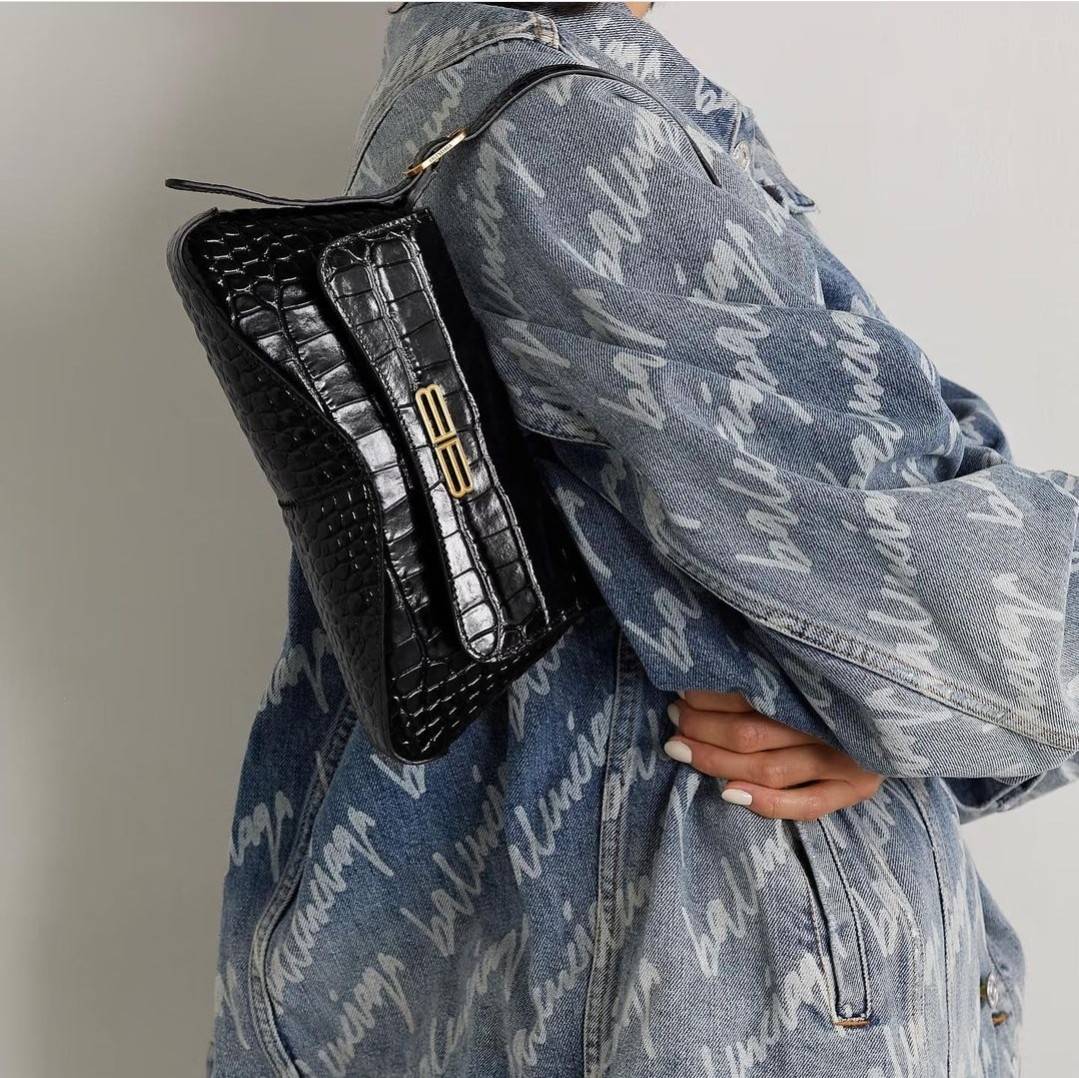 Balenciaga XX small flap bag กระเป๋าสะพายดีไซน์สวยเลิศ!! ไม่ซ้ำ เอกลักษณ์ที่โดดเด่นด้วยรูปทรง และขนาดที่กำลังเหมาะใช้งาน พร้อมดีไปหมด!! วัสดุหนังลายจระเข้ ขึ้นเงาคมชัด เปิด-ปิดด้วยกระดุมแม่เหล็ก ภายในกระเป๋าเป็นช่องโล่ง ใส่ของสำคัญจุกจิกพอได้ พกพาได้แบบไม