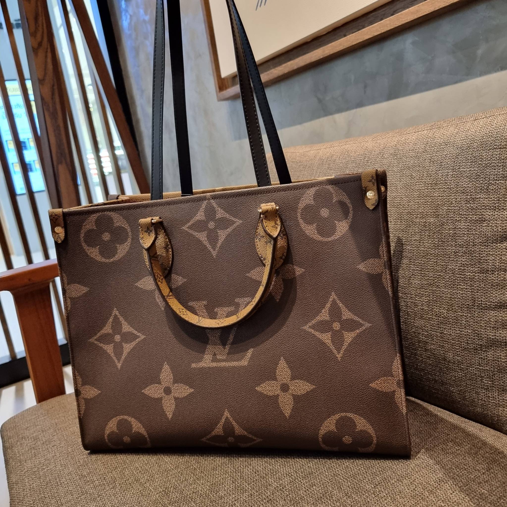 LV crossbody tote bag 10" 16" สเปเชี่ยล gift box set ในราคาที่แสนดี น่าคบหา!! สุดคุ้มและสวยที่สุดยันกล่อง!! ได้ไปยังไงต้องร้องว้าว!! กระเป๋าทรงโท้ทที่สาวๆตามหา ดีไซน์คลาสสิค ผู้ดี หรูหรา โทนสีใช้งานง่าย ได้ทุกลุค ทุกสไตล์ วัสดุหนังแคนวาสคุณภาพ ม