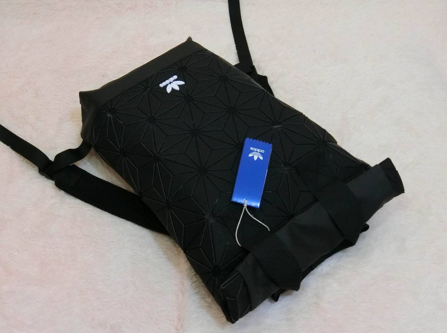 Adidas Originals BP Roll Top 3D Mesh 2017 Backpack Bag DH0100 กระเป๋าเป้สะพายหลัง ดีไซน์แบบ 3 มิติ วัสดุ polyurethane สีดำด้าน โดยใช้ลูกเล่น ของเหลี่ยมและมุมเชื่อมเข้าหากัน ออกแบบกระเป๋า เป็นเหมือนถุงทรงสูง ในส่วนปากกระเป๋าเป็นแบบตีนตุ๊กแก ม้วนพับ และติดก