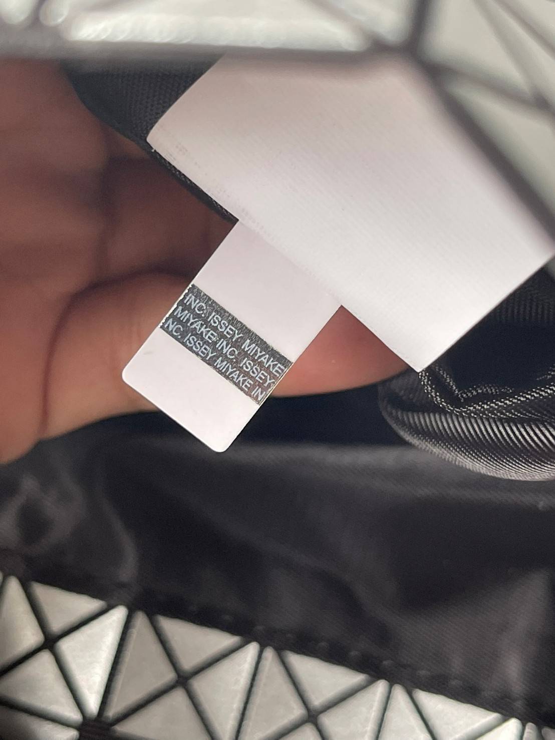 ORI 🥂 Baobao Issey Miyake Cart geometric tote bag / Miyake Cart Tote Bag รูปทรงที่สร้างขึ้นโดยบังเอิญ' เสื้อผ้าที่มีโครงสร้างและได้รับการออกแบบทางวิศวกรรมอันเป็นเอกลักษณ์ของแบรนด์ ส่งต่อไปยังเครื่องประดับที่น่าประทับใจและไร้กาลเวลาเหล่านี้ กร