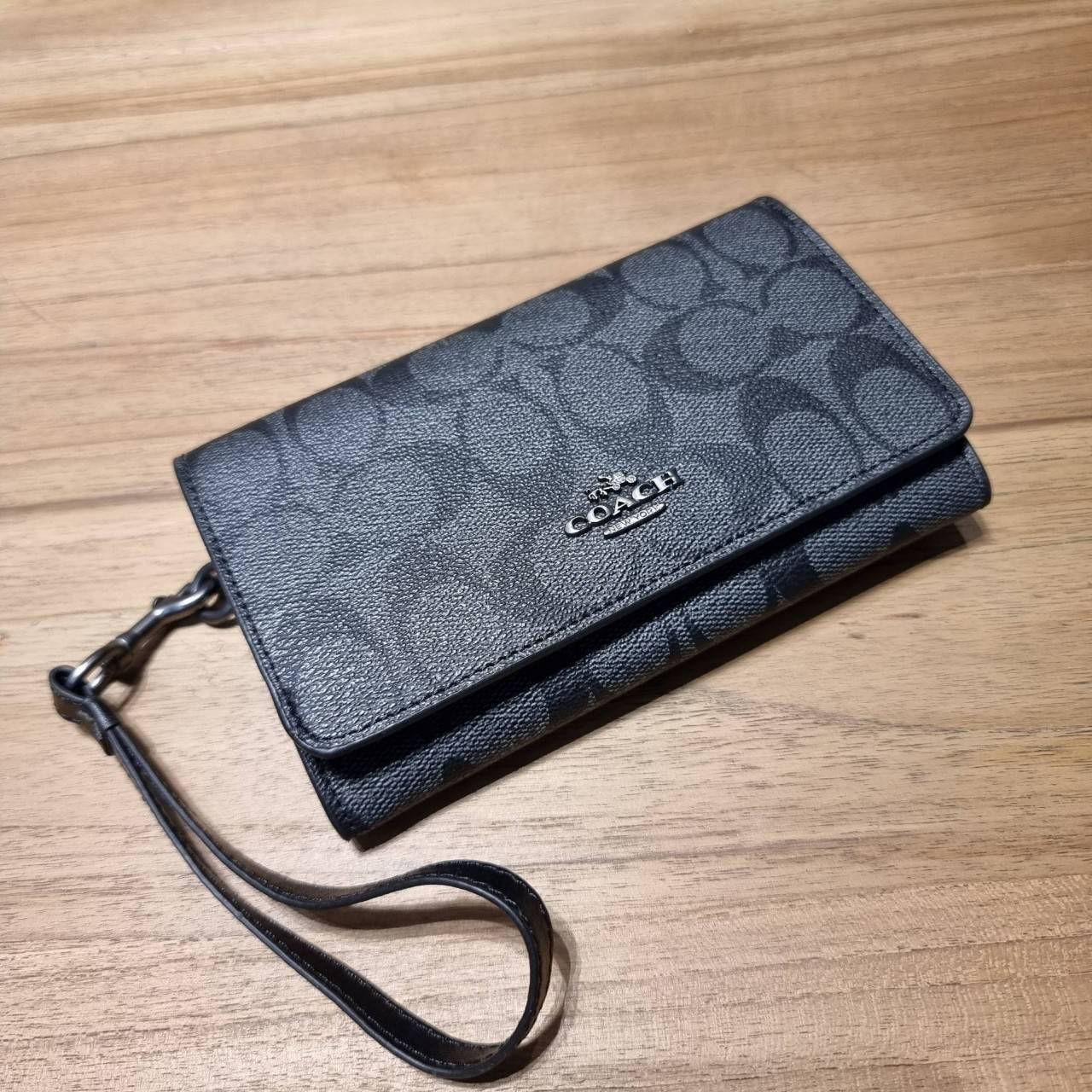 COACH F30205 FLAP PHONE WRISLET IN SIGNATURE CANVAS กระเป๋าสตางค์ 2IN1 มาอีกแล้วจ้า ความคลาสสิคที่จับต้องได้ ใช้งานได้สะดวกกว่าเดิม วัสดุหนังแคนวาสเคลือบลาย ภายในใส่ธนบัตร ใส่บัตรได้เยอะ มีช่องซิปแยก ใส่โทรศัพท์ได้ มาพร้อมสายคล้องมือ ใส่แขนไว้กันหล่นหาย ห