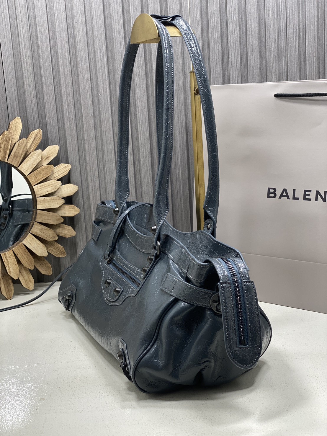 ORI หนังแท้ | Balenciaga Le City Bag East-west Bag กระเป๋าถือ/สะพายข้างทรงยาวดีไซน์โดดเด่นสวยเท่ล้ำสมัย ที่สุดแห่งความไอคอนิกไม่เหมือนใคร มีกิมมิคและลูกเล่นแพรวพราว