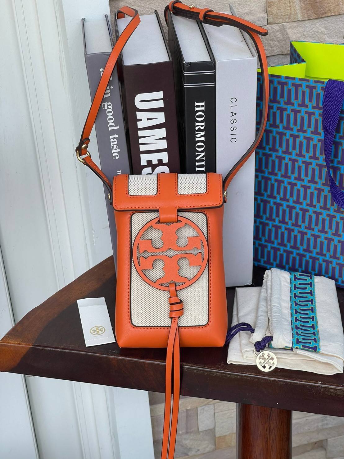 ของแท้ 💯% Tory Burch Miller Leather & Canvas Crossbody Phone Case ขึ้นชื่อว่ากระเป๋าสำหรับใส่มือถือหรือของจุกจิกต่างๆ โดยให้เหมาะกับการใช้งานนั้นมีไม่มาก คอลเลคชั่นนี้ออกมาเพื่อเอาใจสาวๆโดยเฉพาะ สีสันสุภาพ
