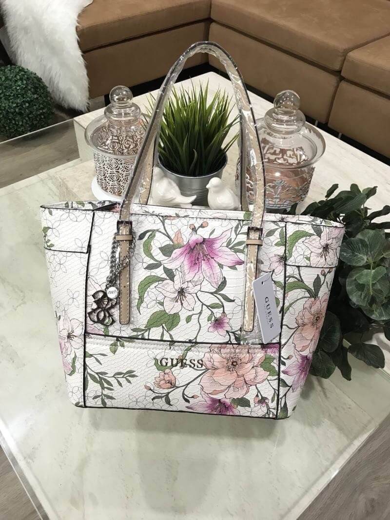 GUESS PRINTED FLOWERS SHOPPER BAG (SIZE L) กระเป๋าสะพายทรง TOTE หนังสวยอยู่ทรง ลายดอกไม้ ใบใหญ่กำลังดี น้ำหนักเบา ด้านหน้าประดับโลโก้แบรนด์ อะไหล่เงินพร้อม พวงกุญแจแบรนด์ห้อยที่หูหิ้วถอด เเยกใช้ได้ หูหิ้วเลื่อนปรับระดับได้ เปิดปิดด้วยซิป ภายในกว้างจุได้เย