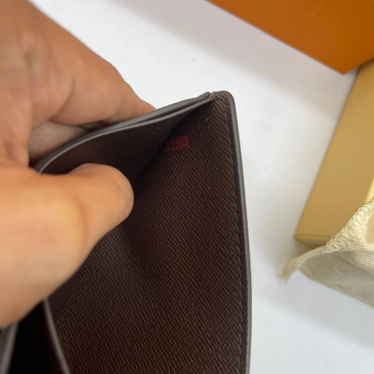 VIP GIFT 】หนังแท้ LOUIS VUITTON MEN WALLET MONOGRAM ฿ DAMIER CANVAS กระเป๋าสตางค์ผู้ชาย รุ่นยอดขายไม่เคยตก ใบจริงดูผู้ดี ดูแพง!! ภายในมีช่องใส่บัตรได้เยอะ ใส่ธนบัตรได้ พร้อมเสิร์ฟถึงบ้าน ซื้อให้คุณหนุ่มๆ รับรองประทับใจไม่ลืมจ้า