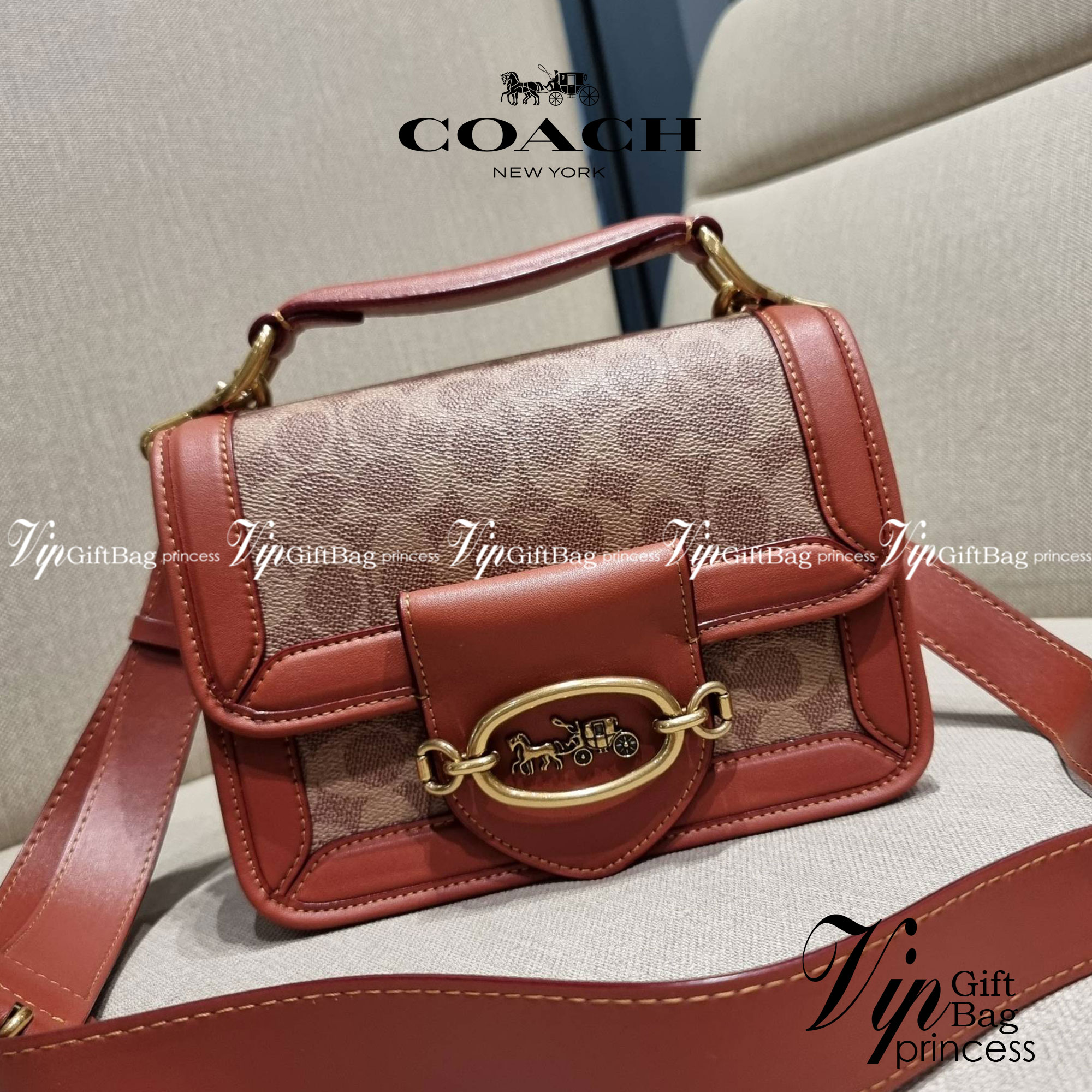 COACH C8449 HERO SHOULDER BAG / COACH C8450 HERO SHOULDER BAG IN SIGNATURE CANVAS ดีไซน์ใหม่ล่าสุด ที่มาพร้อมความหรูยกระดับ กระเป๋าถือ/สะพายข้าง ออกแบบทรงสวย คลาสสิค ขนาดกำลังพอดี ไม่ว่าจะถือ หรือสะพายสายครอส ก็ดูดีแบบไม่ต้องแต่งเติม วัสดุหนังแท้เต็มใบ ฝา