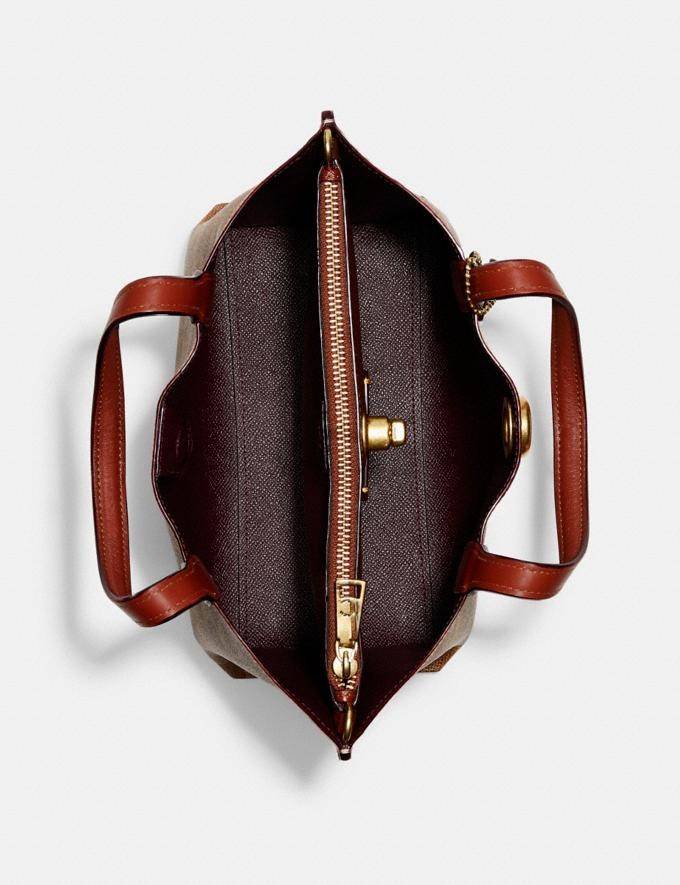 COACH C8562 WILLOW TOTE 24 IN SIGNATURE CANVAS น้องสาวลุคลูกคุณมาแล้วจ้า กระเป๋าถือ/สะพาย ดีไซน์สุดคลาสสิค ไอเท็มขายดีที่สุด ลงตัว เรียบหรู ใบจริงคือผู้ดี๊ผู้ดี ใช่ได้ทุกๆโอกาส วัสดุหนังแคนวาส ทนทาน เปิดปิดด้วยตัวบิดล็อค และอีกฝั่งเป็นกระดุมแม่เหล็ก ภายใน