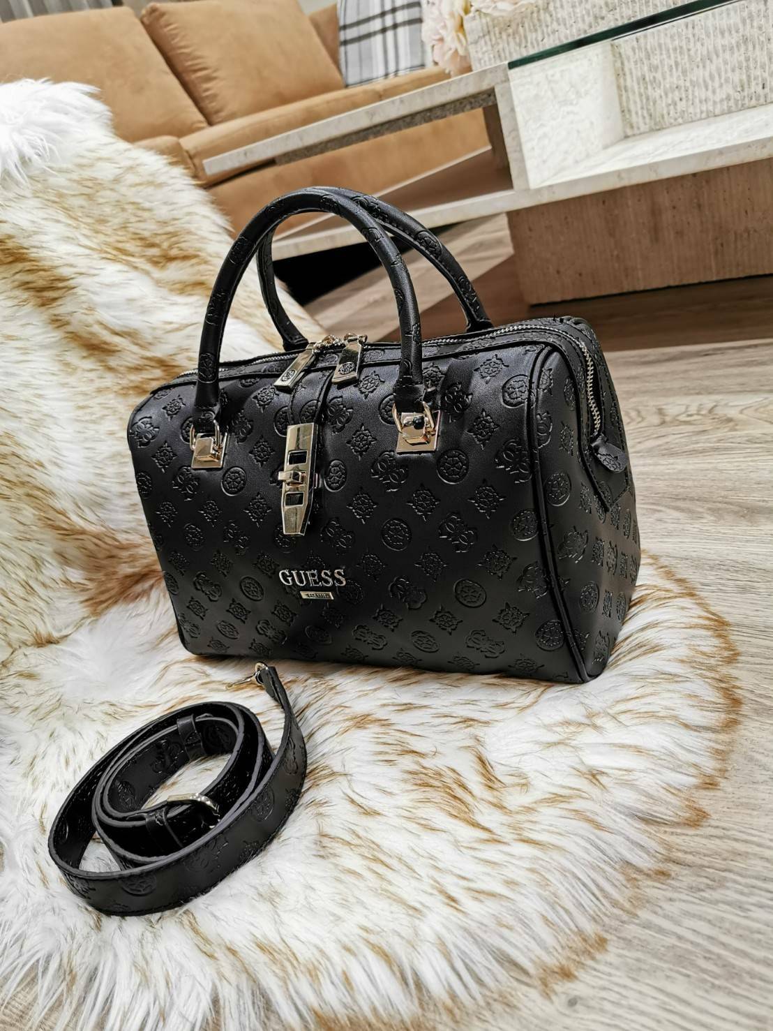 GUESS WOMEN’S SINGNATURE BOWLING BAG กระเป๋าสะพายทรง Bowling รุ่นใหม่จาก GUESS FACTORY หนังนิ่มสวยหรูอยู่ทรงปั้ม SINGNATURE BRAND รอบใบโดดเด่น ใบใหญ่กำลังดี น้ำหนักเบา ด้านหน้าประดับโลโก้ หูหิ้วเเข็งแรงพับลงได้ เปิดปิดด้วยซิปคู่สะดวกใช้ หัวซิปแบรนด์ ภายใน