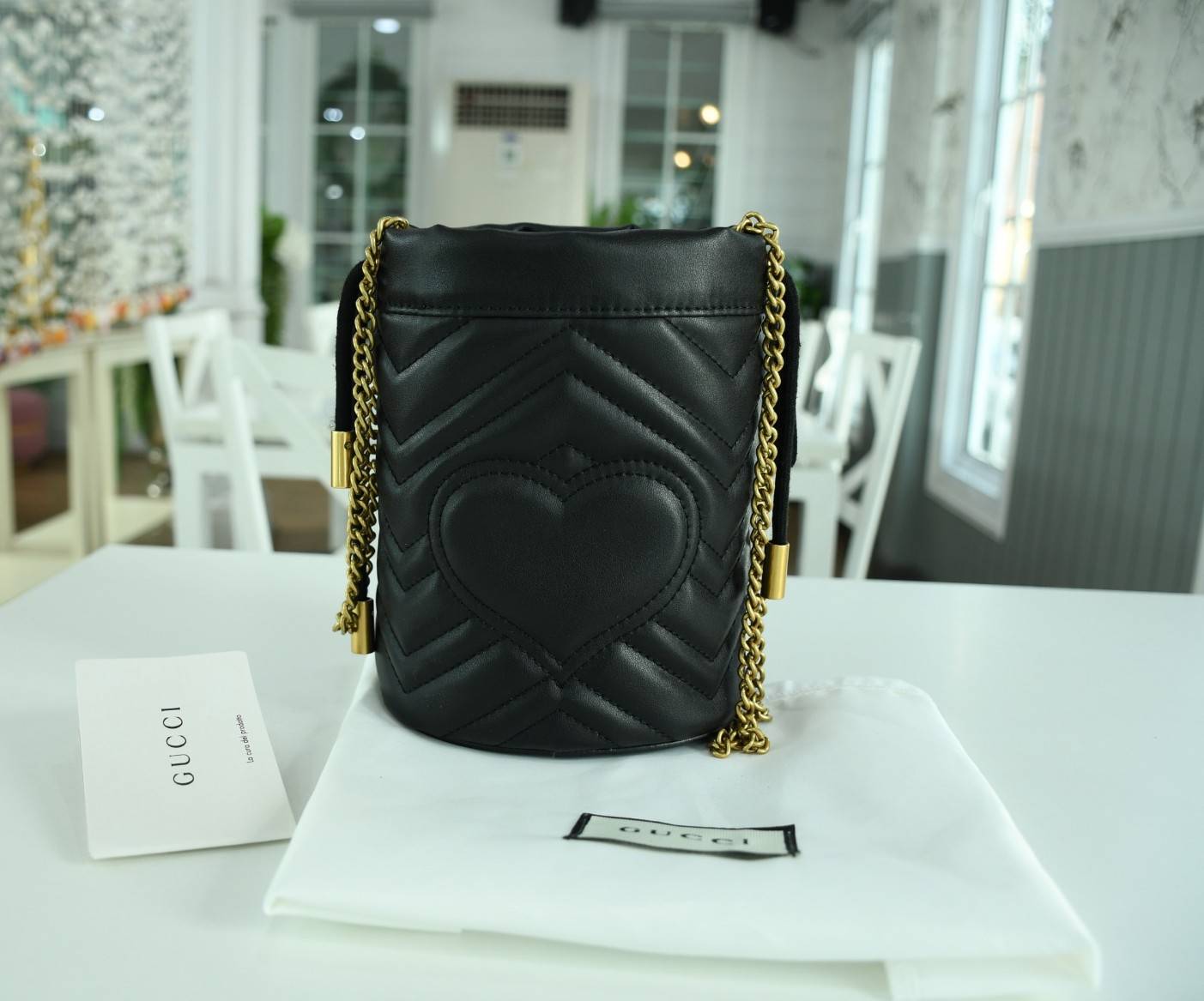 VIP 】Gucci GG Marmont mini bucket bag กระเป๋าสะพายข้าง Premiumgift วัสดุหนังแท้ ด้านในโล่ง มีช่องใส่บัตร3ช่อง ใส่กระเป๋าตังค์ ใส่โทรศัพท์ Iphone+ ได้ สายโซ่ยาว Crossbody ได้ ถอดสายได้ น้ำหนักเบา มาพร้อมถุงผ้าแบรนด์ ใบนี้คือที่สุด คุณหนูมากมาย ไม่ควรพลาดเล