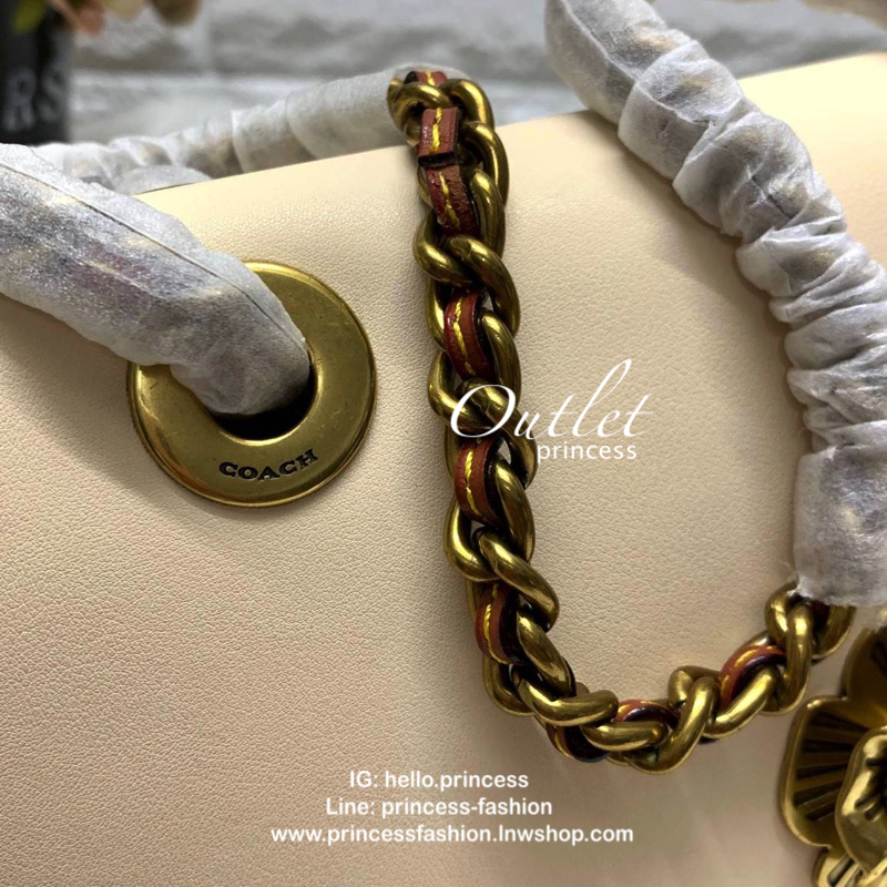 COACH PARKER SIGNATURE SHOULDER BAG กระเป๋าสะพายข้าง/ crossbody หนังแกะแท้ น้ำหนักเบา สวยหรู เปิดปิดกระเป๋าแบบหมุนล็อค อะไหล่รูปเป็นดอกคามิเลีย ภายในกระเป๋ากว้าง แบ่ง 2 ช่องหลัก ช่องซิปคั่นกลางเป็นสัดส่วน ใส่ wallet ยาว ของส่วนตัวใช้ได้ บุหนังกลับผสมกำมะห