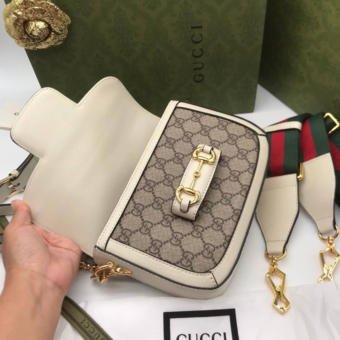 VIP GIFT 】หนังแท้ GUCCI Horsebit 1955 mini bag GG Supreme canvas ที่สุดของรุ่นที่ฮอตหนักมาก คอลเลคชั่นที่ยอดขายดีตั้งแต่วันแรกที่ลง shop ด้วยรูปทรงที่กะทัดรัด ตอบโจทย์ได้ทุกลุค ทุกไลฟ์สไตล์ ใช้งานได้ง่ายคล่องตัว เรียกได้ว่าใครไม่มีได้ยังไง สวยขนาดนี้!!