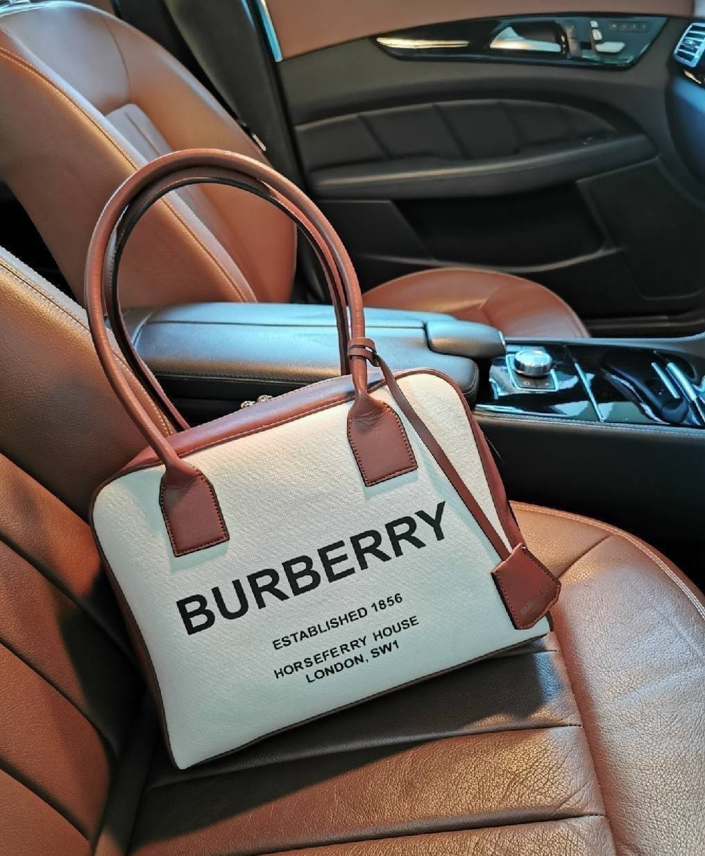Burberry cube bag in cotton canvas with logo / BURBERRY HORSEFERRY-PRINT CANVAS HALF-CUBE BAG กระเป๋าถือ ทรงโท้ทผ้าแคนวาสพิมพ์ลายแบรนด์มาพร้อมสายยาวสายหนังแบบถอดใช้งานได้