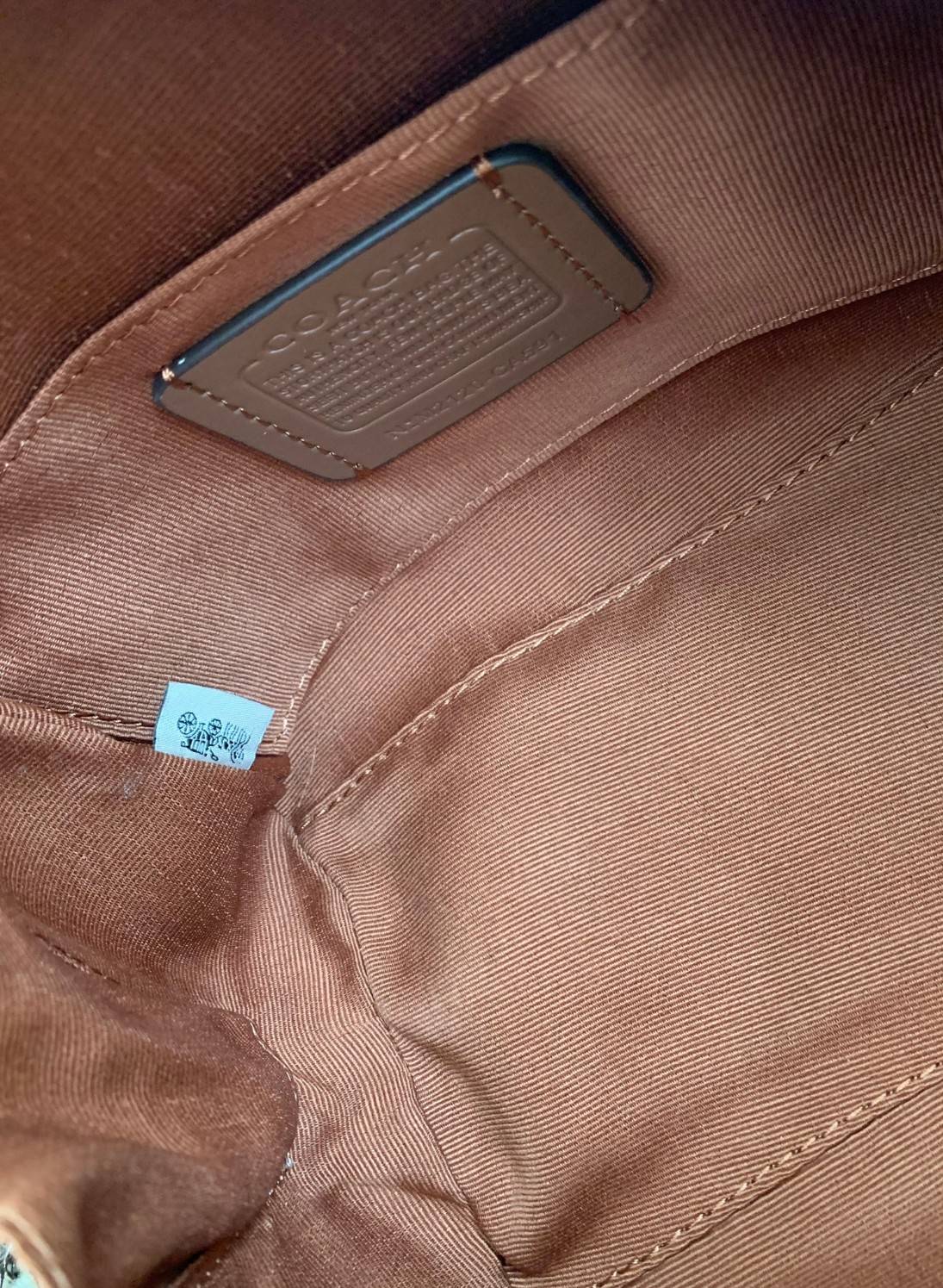 COACH SYDNEY SATCHEL BAG CA202 CA591 CB596 ใหม่ล่าสุด กับคอลที่สาวๆต้องหลงรัก กระเป๋าสะพายทรง satchel ที่มีรูปทรงดึงดูดสายตา สวยแรกเห็น วัสดุหนัง crossgrain พร้อมหูจับในตัว เปิด-ปิดด้วยซิป ภายในโล่งกว้าง ขนาดกำลังดี มีสายครอสให้ ปรับได้ตามชอบ ใบจริงลูกคุณ