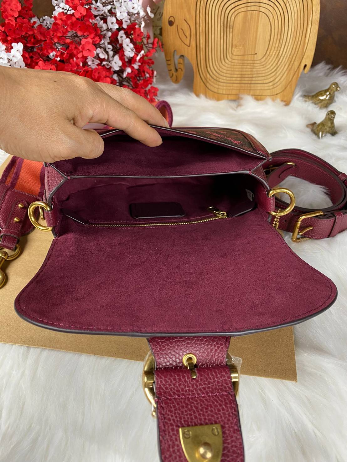COACH BEAT SADDLE BAG WITH HORSE AND CARRIAGE C0747 ฮอตไฟลุก! สีหายาก ละมุนคุณหนู คอลเลคชั่นใหม่ ดีไซน์หรูหรา พิเศษมากๆมาพร้อมสายสะพาย 2 เส้น ใช้คู่กันหรือแยกสะพายก็สวยครบสูตร กระเป๋าสะพายทรง saddle คลาสสิค เปิด-ปิดด้วยกระดุมแน่นหนา ภายในเป็นช่องโล่ง ใส่ข