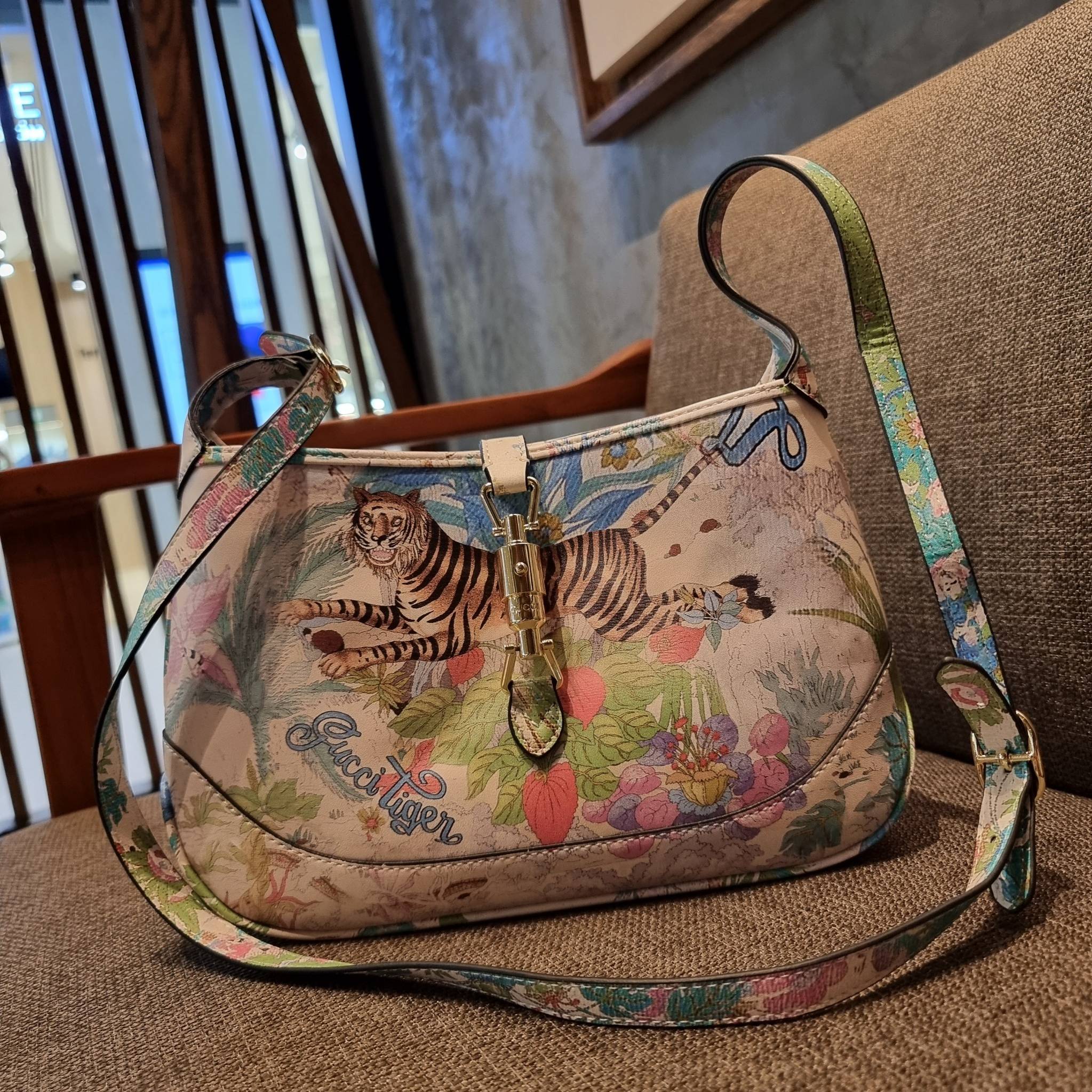 GUCCI SHOULDER BAG โปรเจคฉลองปีเสือ ปังฉุดไม่อยู่!! คอลเลคชั่นยอดฮิต GC multi bag ไซส์ใหญ่น่าสะพาย ดีไซน์ลวดลายชิคมากๆ!! โดดเด่นไม่ซ้ำใคร กับกระเป๋าสะพายวีไอพี พรีเมี้ยมกิ๊ฟที่จะทำให้หลงรักกันไปแบบสุดๆ มีดีเทลแฝงความหรูในตัว วัสดุหนังสังเคราะห์พรินท์ลายคม