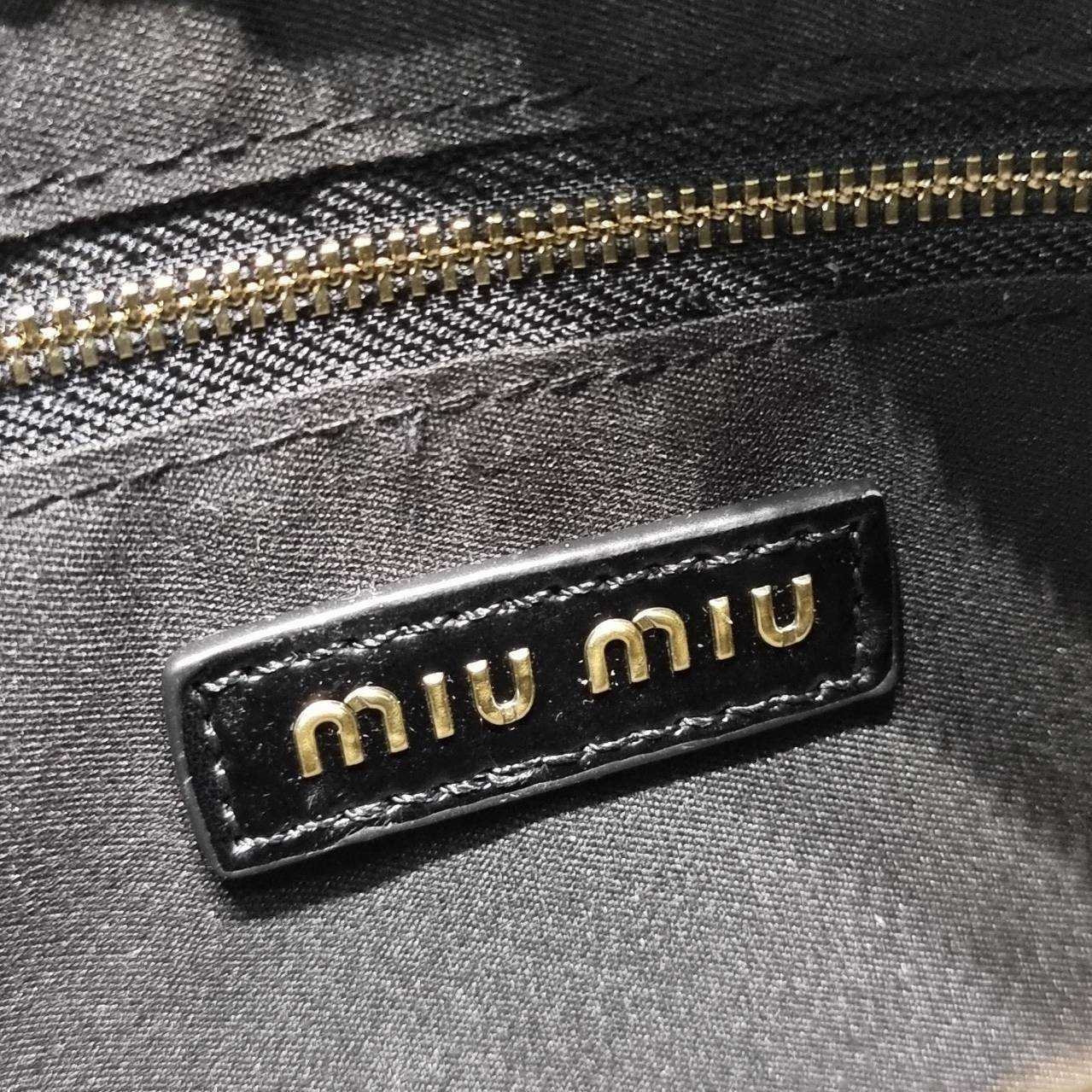 MIU MIU ARCADIE METELASSE LEATHER BAG กระเป๋าถือ/สะพายสุดชิค ที่ไม่มีตอนนี้คือพลาด ดีไซน์เพิ่มดีเทล ด้วยการเดินด้ายเป็นเอกลักษณ์ สวยดูแพง หูจับในตัวง่ายและสะดวกพกพา