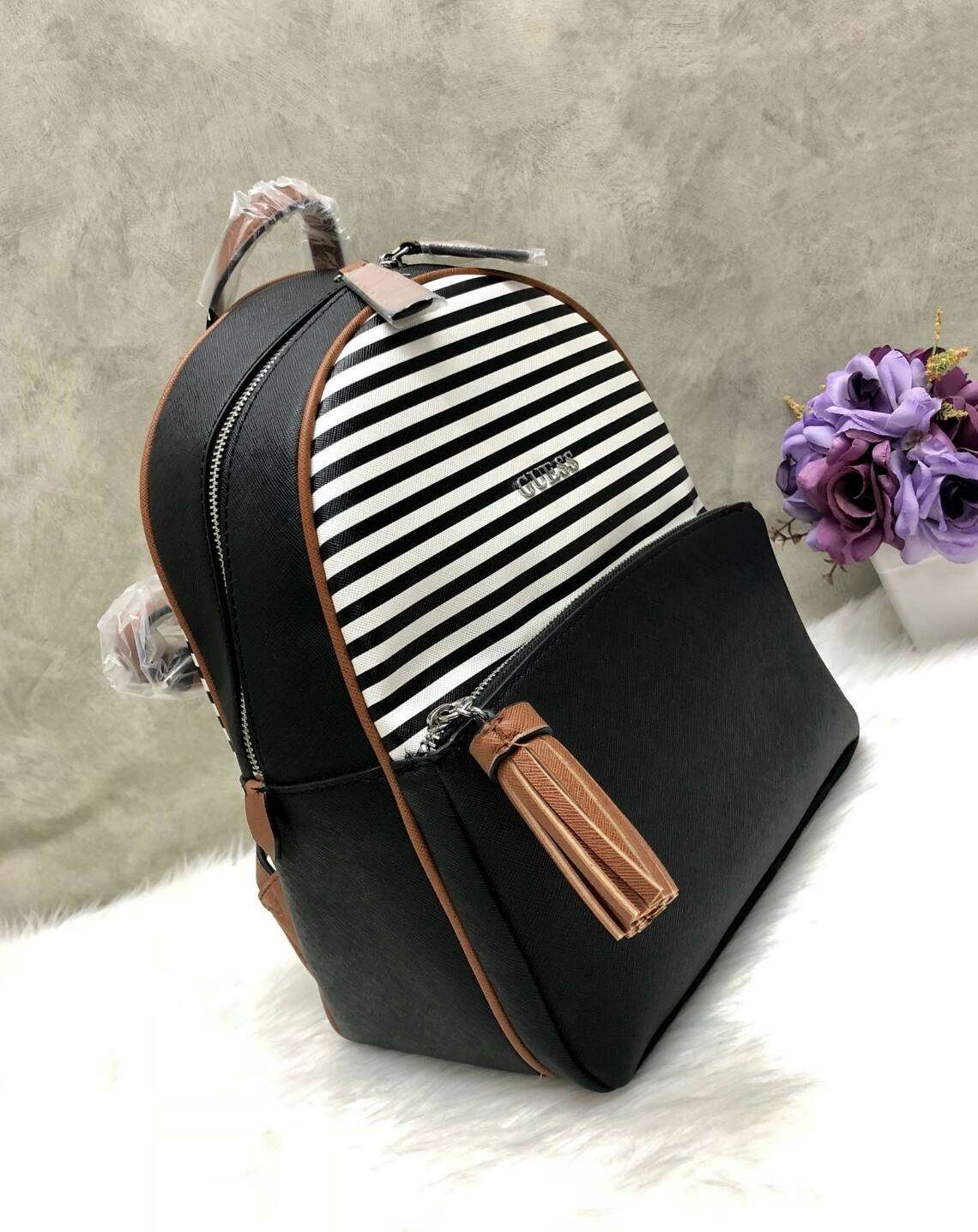 GUESS Women’s Backpack New arrival จากแบรนด์ GUESS รุ่นหายากค่ะ - กระเป๋าเป้สะพายหลัง วัสดุหนังลาย saffiano - ด้าานหน้ามี logo brand, มีช่องซิปมาพร้อมพู่สะดวกใช้ - เปิดปิดกระเป๋าแบบซิปคู่ หู้หิ้วหนัง - ภายในกระเป๋าโล่งกว้าง จะได้เยอะค่ะ มีช่องซิปเล็กอีก 1