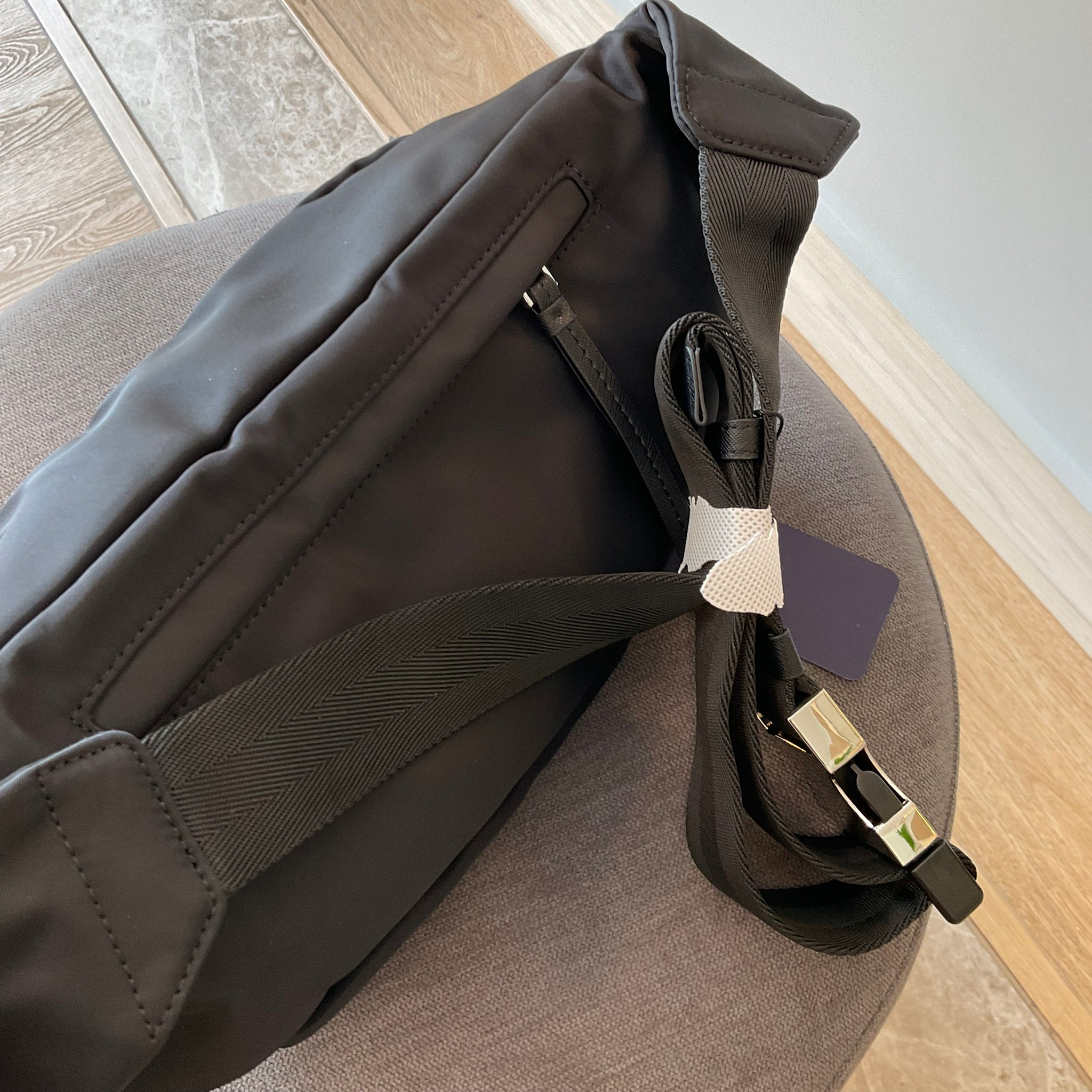 Prada Nylon Belt Bag รุ่นยอดฮิต! กระเป๋าคาดอก น้ำหนักเบา ดีไซน์เป็นเอกลักษณ์ เหมาะกับสายStreet มากๆค่ะ ทรงสาย จุของได้เยอะ ด้านหน้าประดับมีป้ายโลหะโลโก้แบรนด์